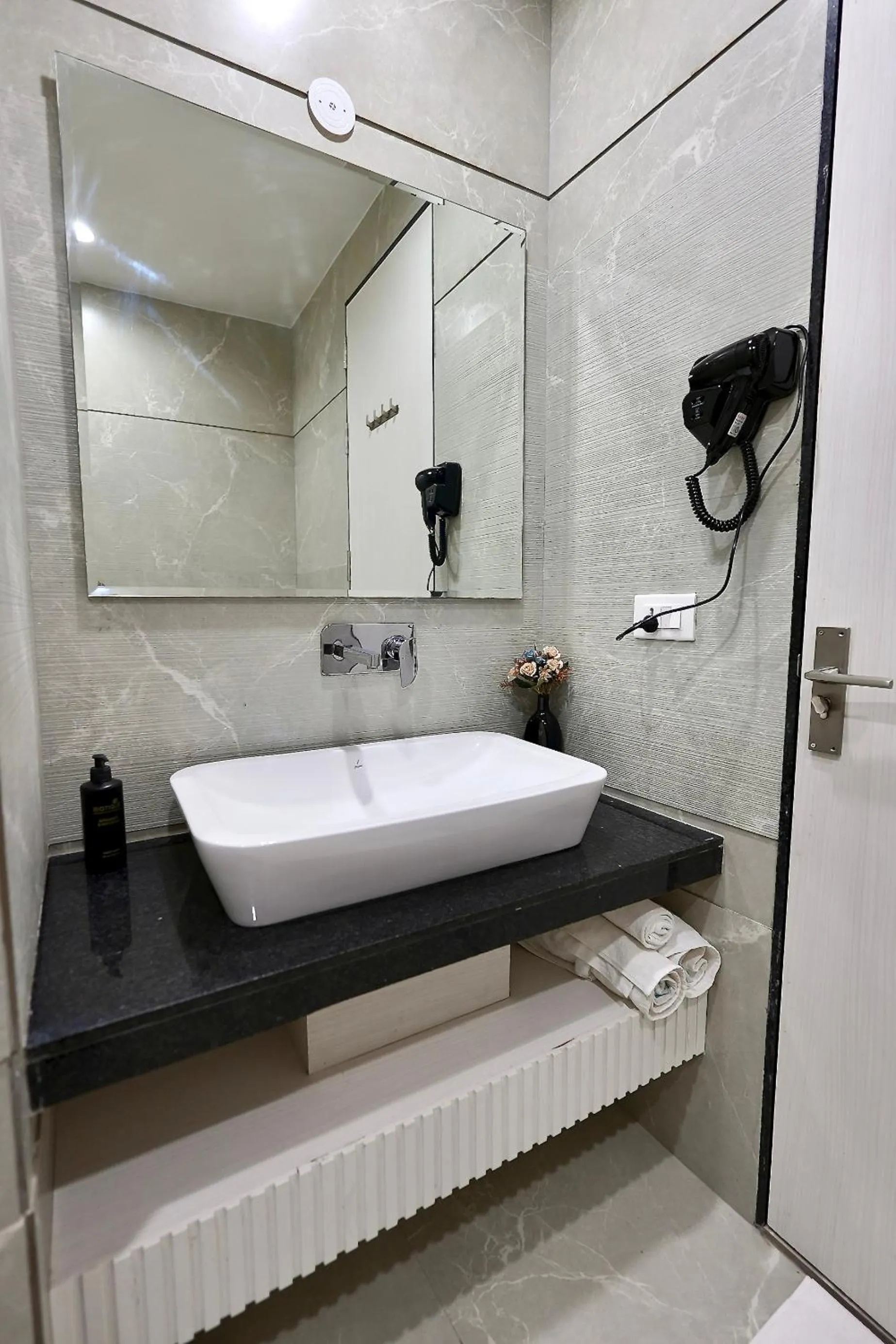 Bathroom in Hotel Elinor By Dazzling Hotels & Resorts