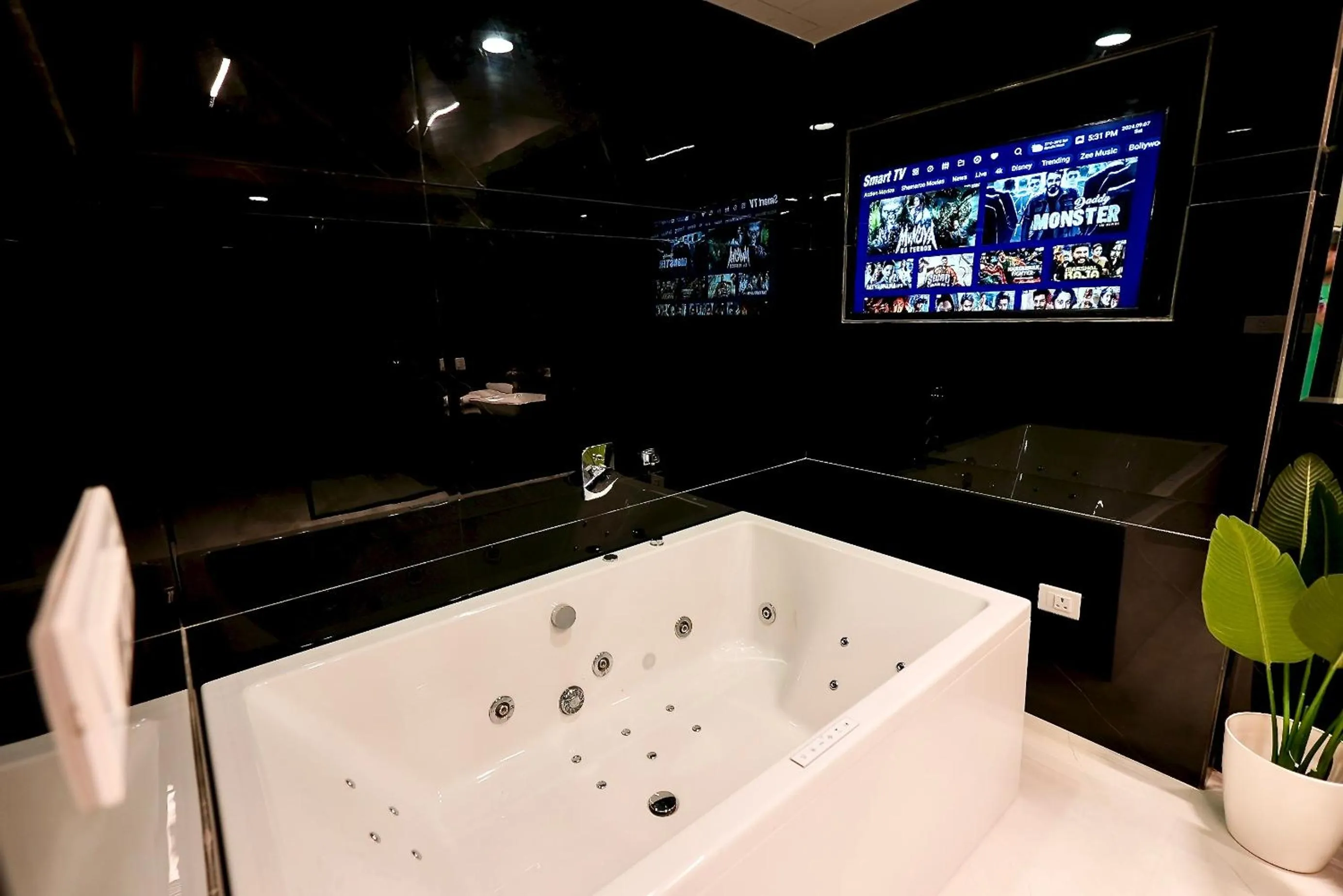 Bathroom in Hotel Elinor By Dazzling Hotels & Resorts