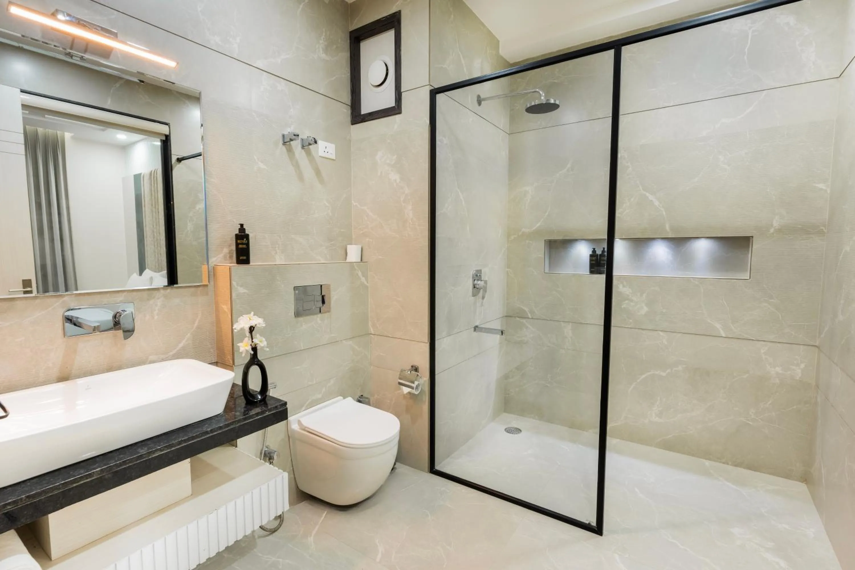 Bathroom in Hotel Elinor By Dazzling Hotels & Resorts