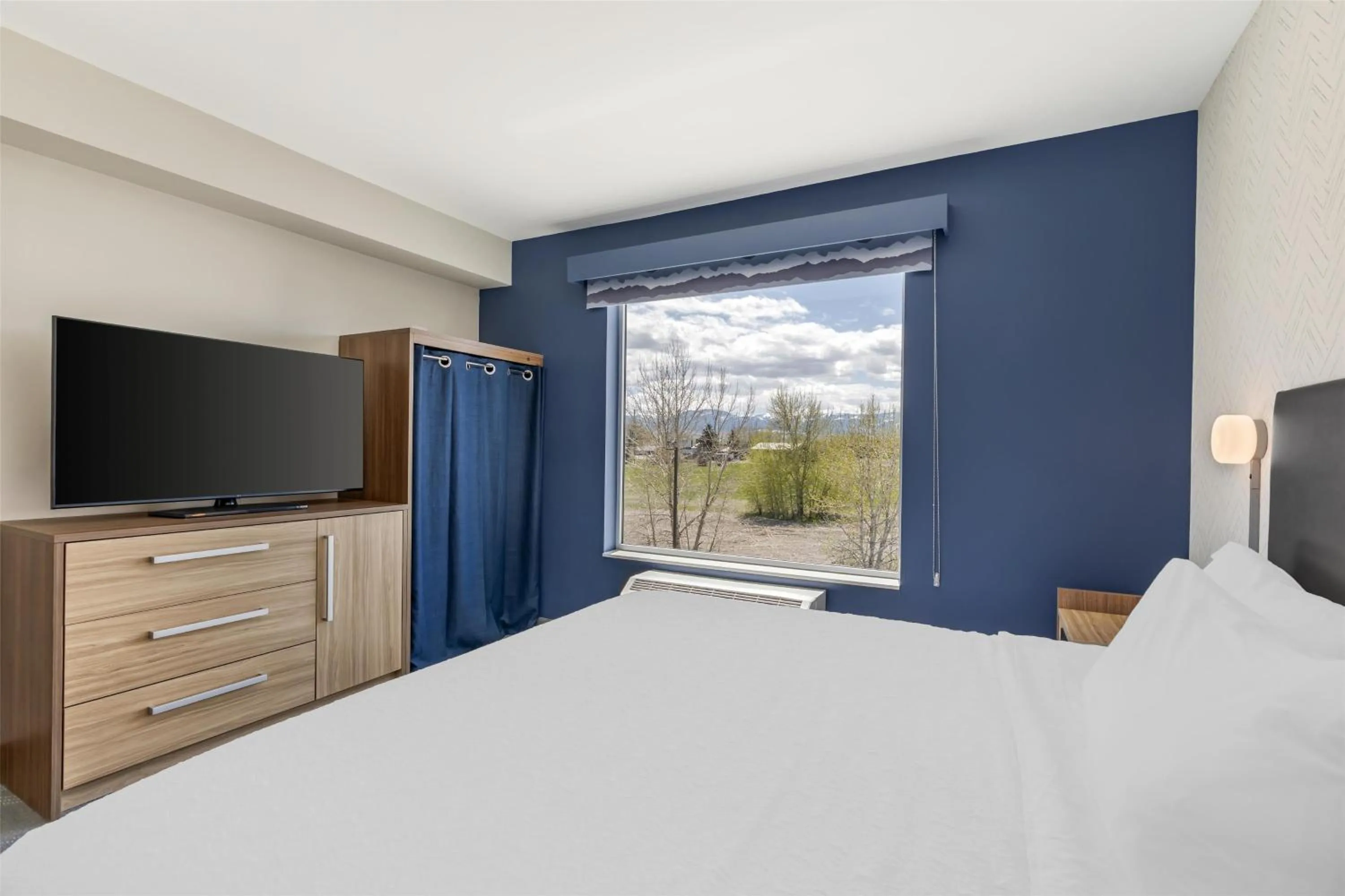 Bed in Home2 Suites By Hilton Bozeman Four Corners