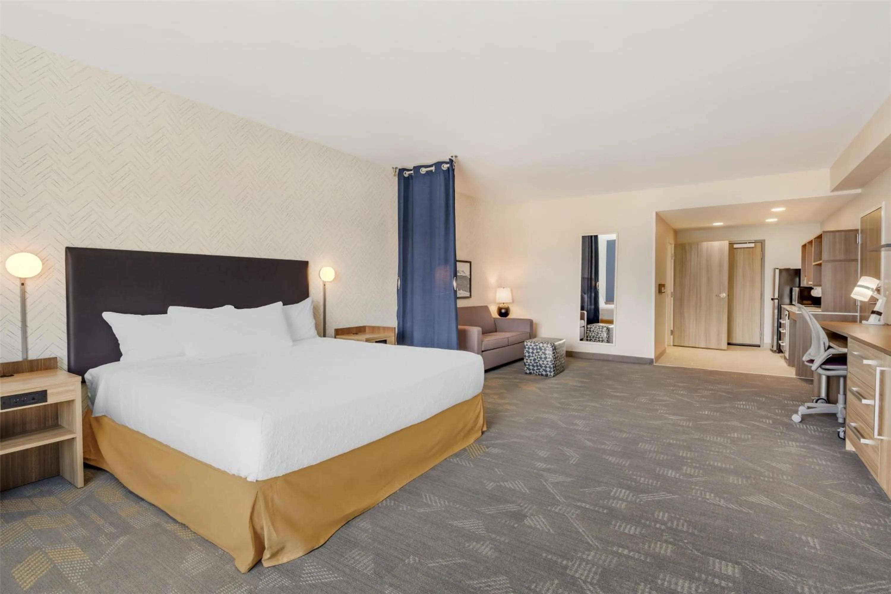 Living room, Bed in Home2 Suites By Hilton Bozeman Four Corners