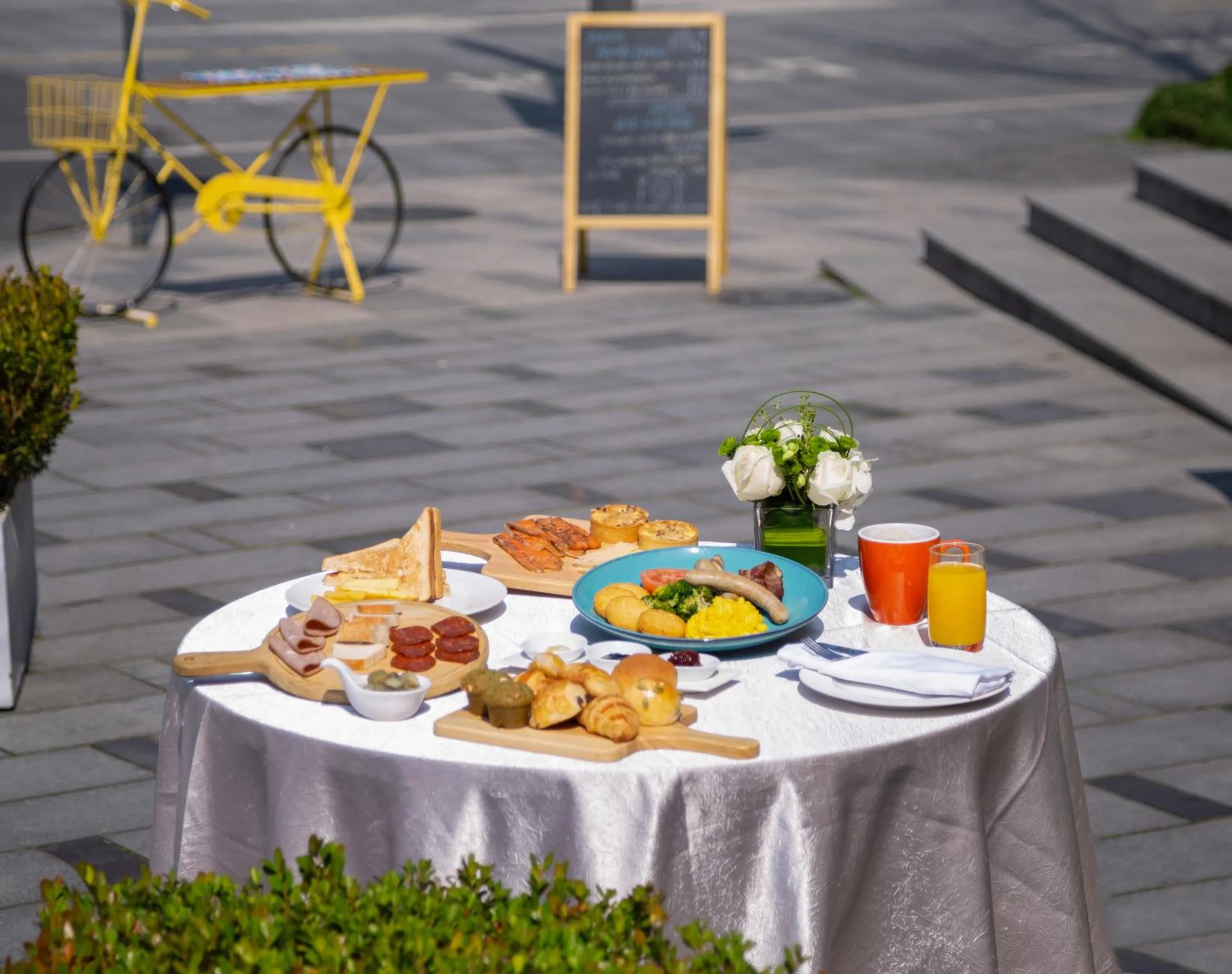 Restaurant/places to eat in Doubletree By Hilton Shanghai Hongqiao