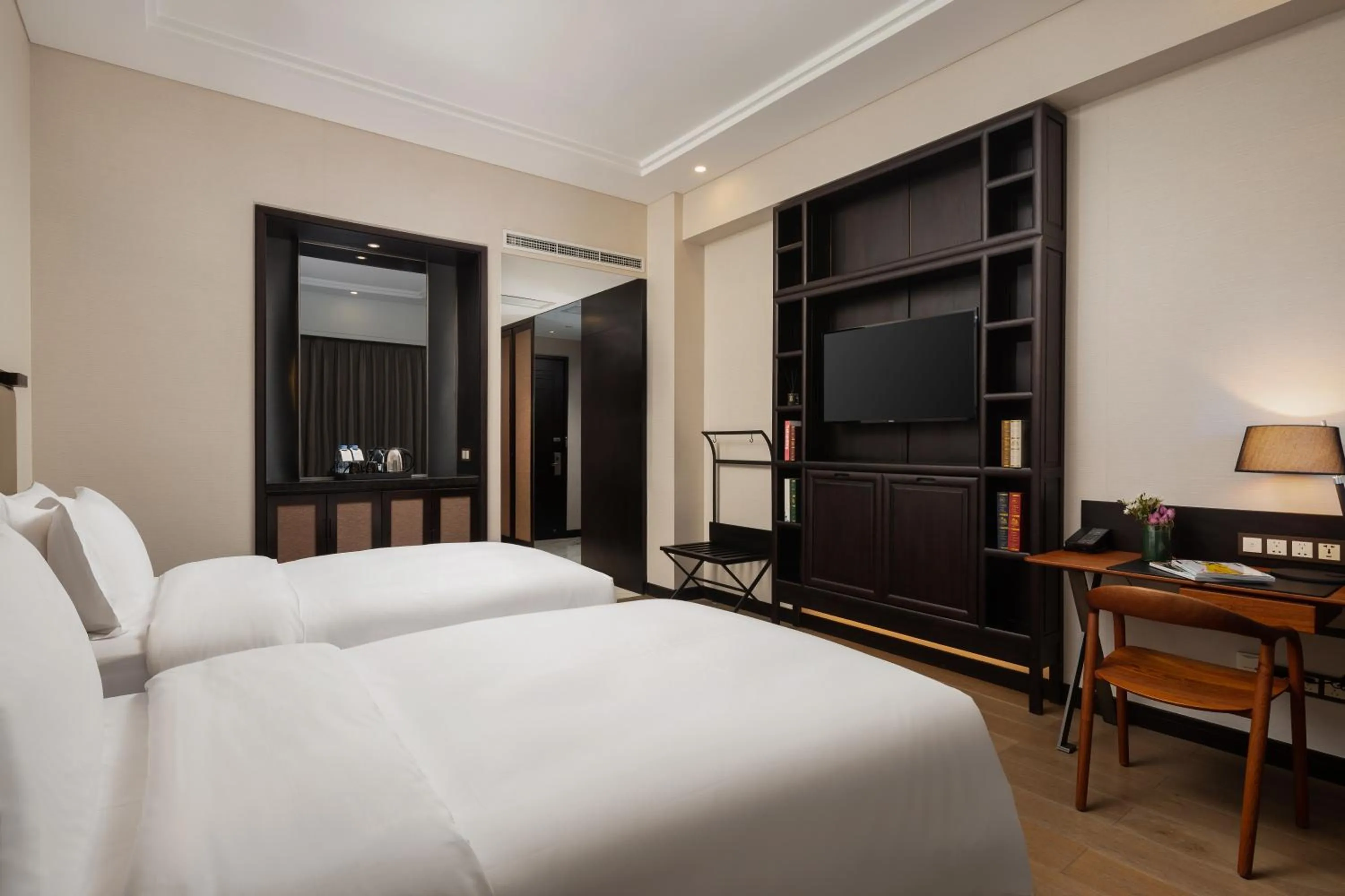 Bedroom, Bed in Doubletree By Hilton Shanghai Hongqiao