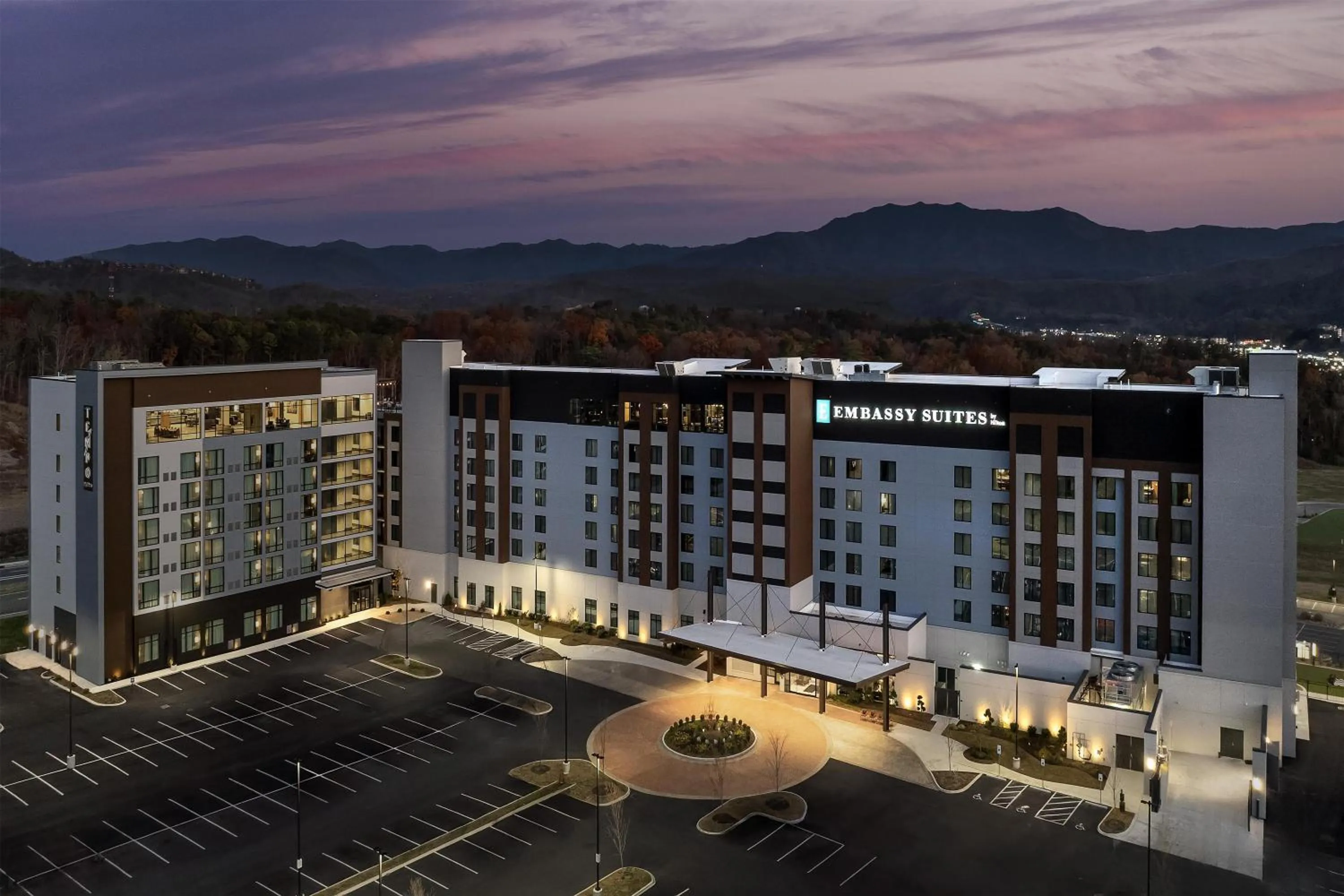 Property building in Embassy Suites By Hilton Pigeon Forge Resort
