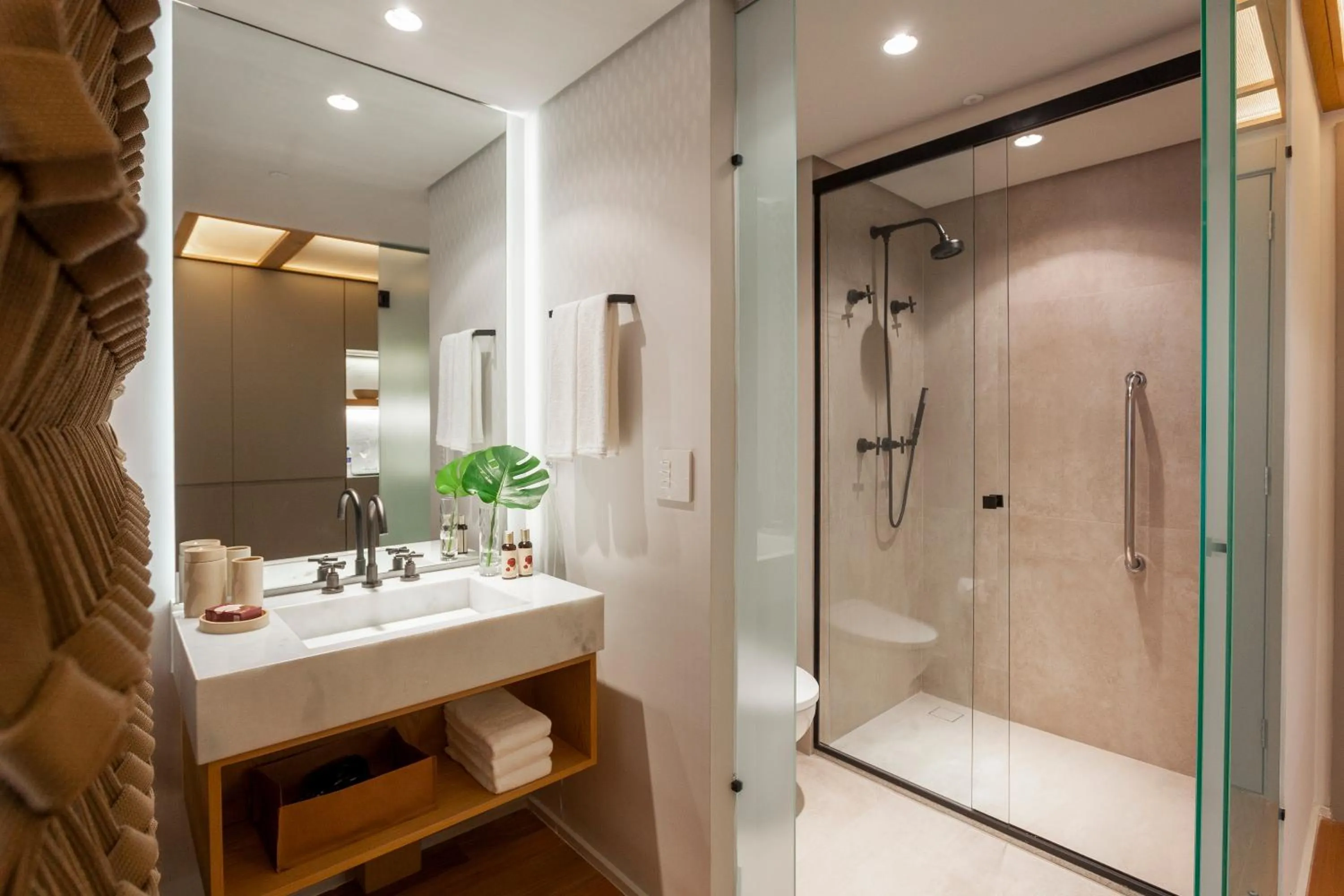 Shower in v3rso Jardins