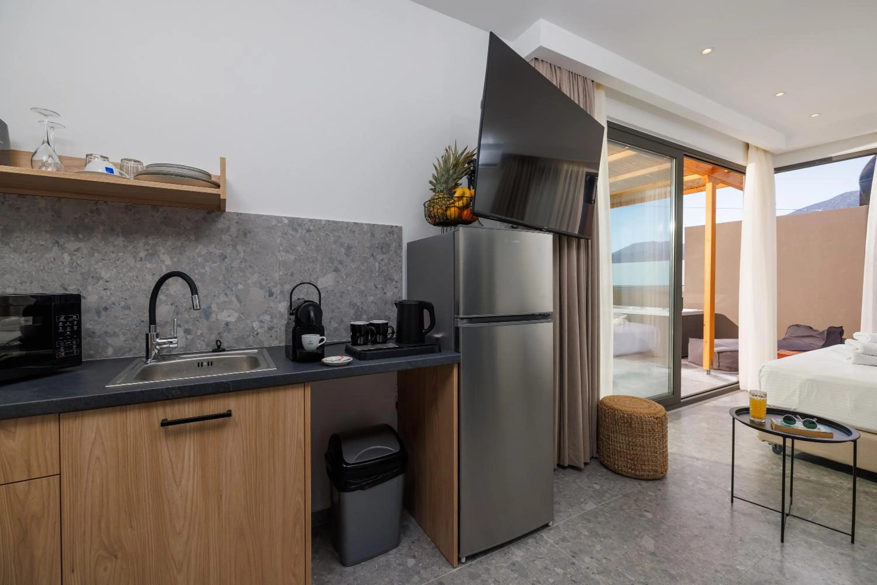 Coffee/tea facilities, Bed in Soho SeaFront Suites