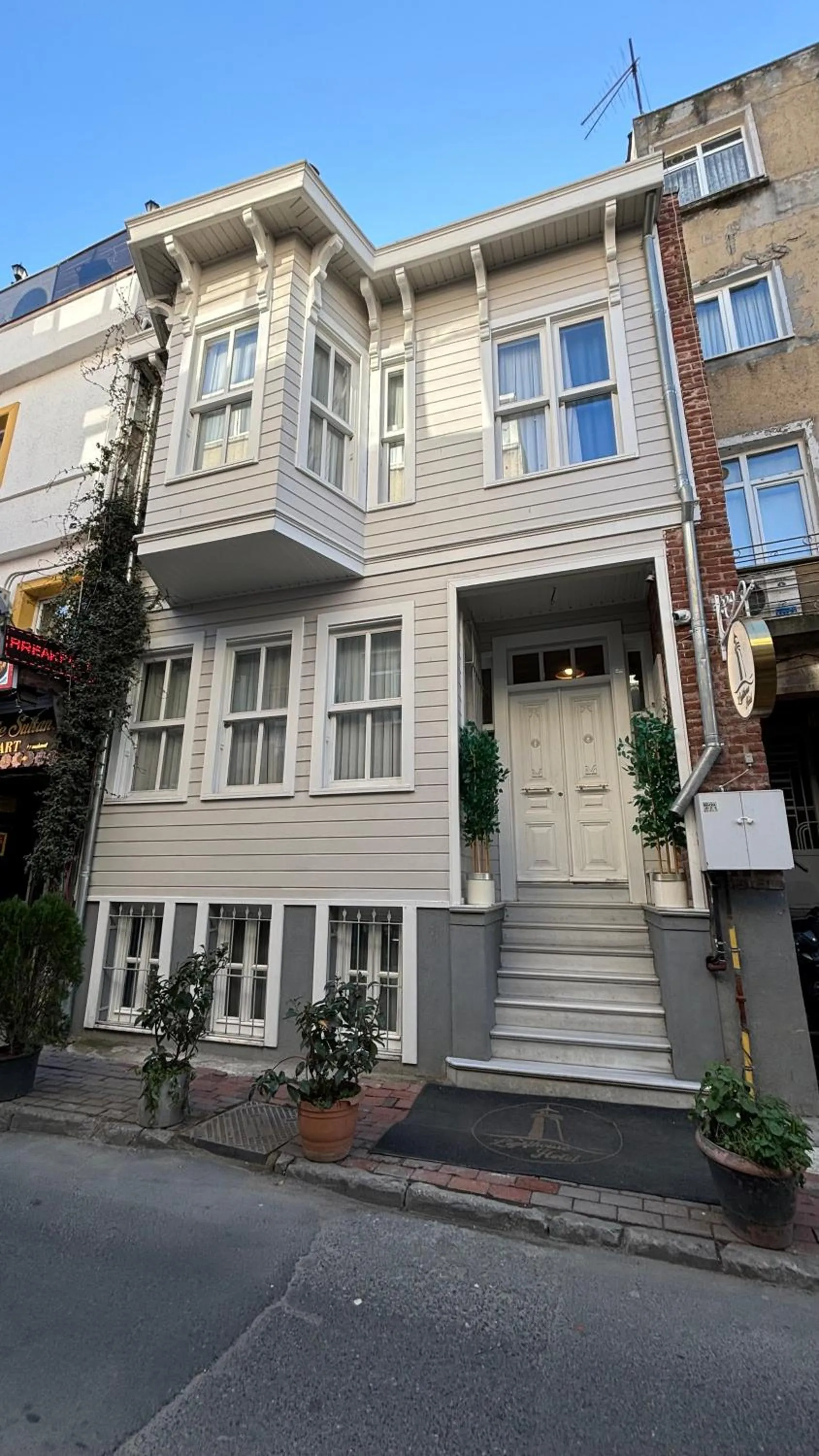 Property building in Lighthouse