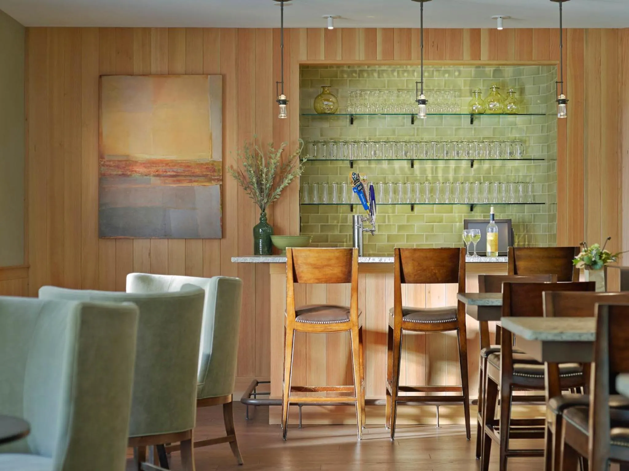 Communal lounge/ TV room in Green Mountain Suites Hotel