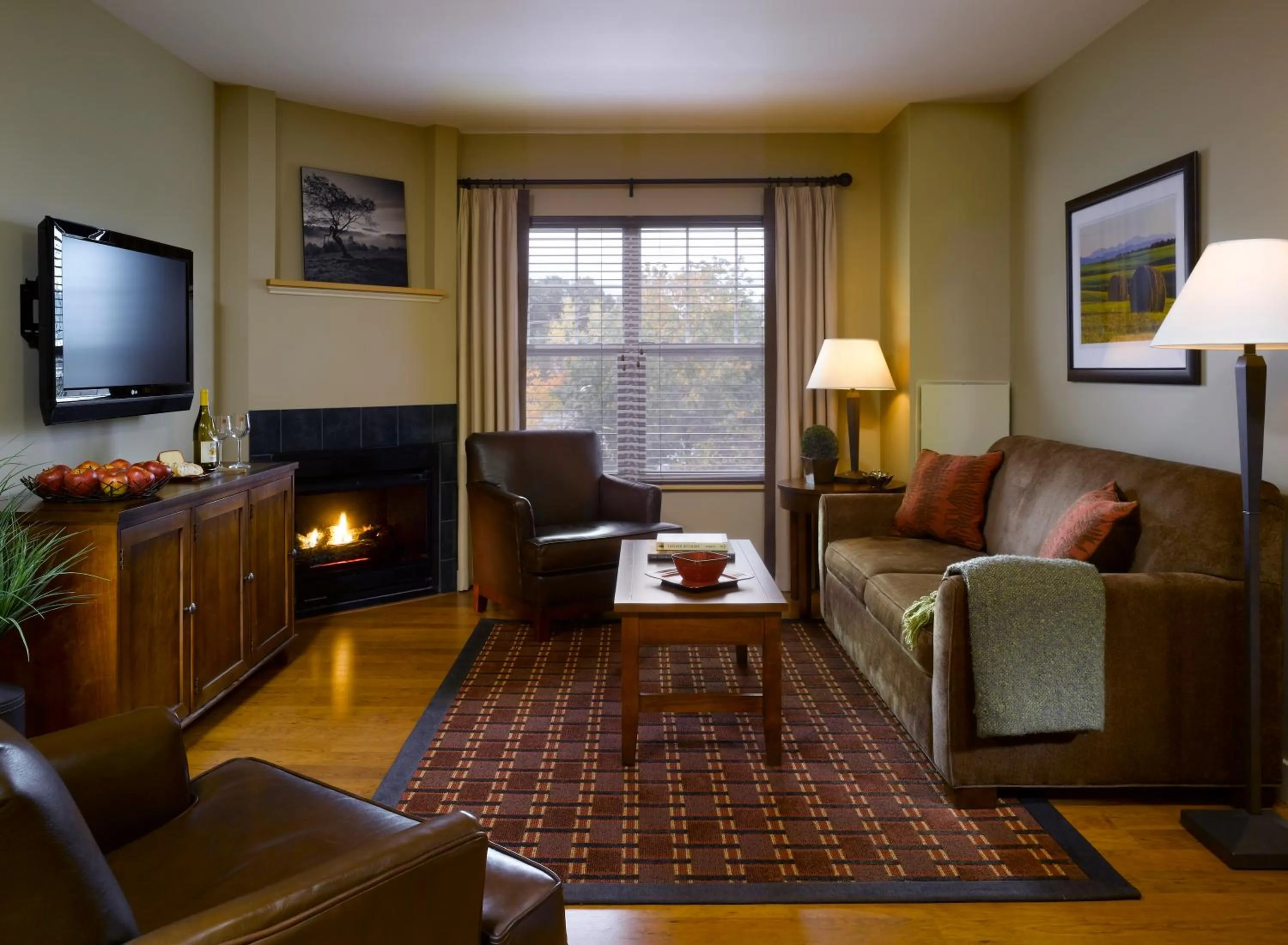 Living room in Green Mountain Suites Hotel