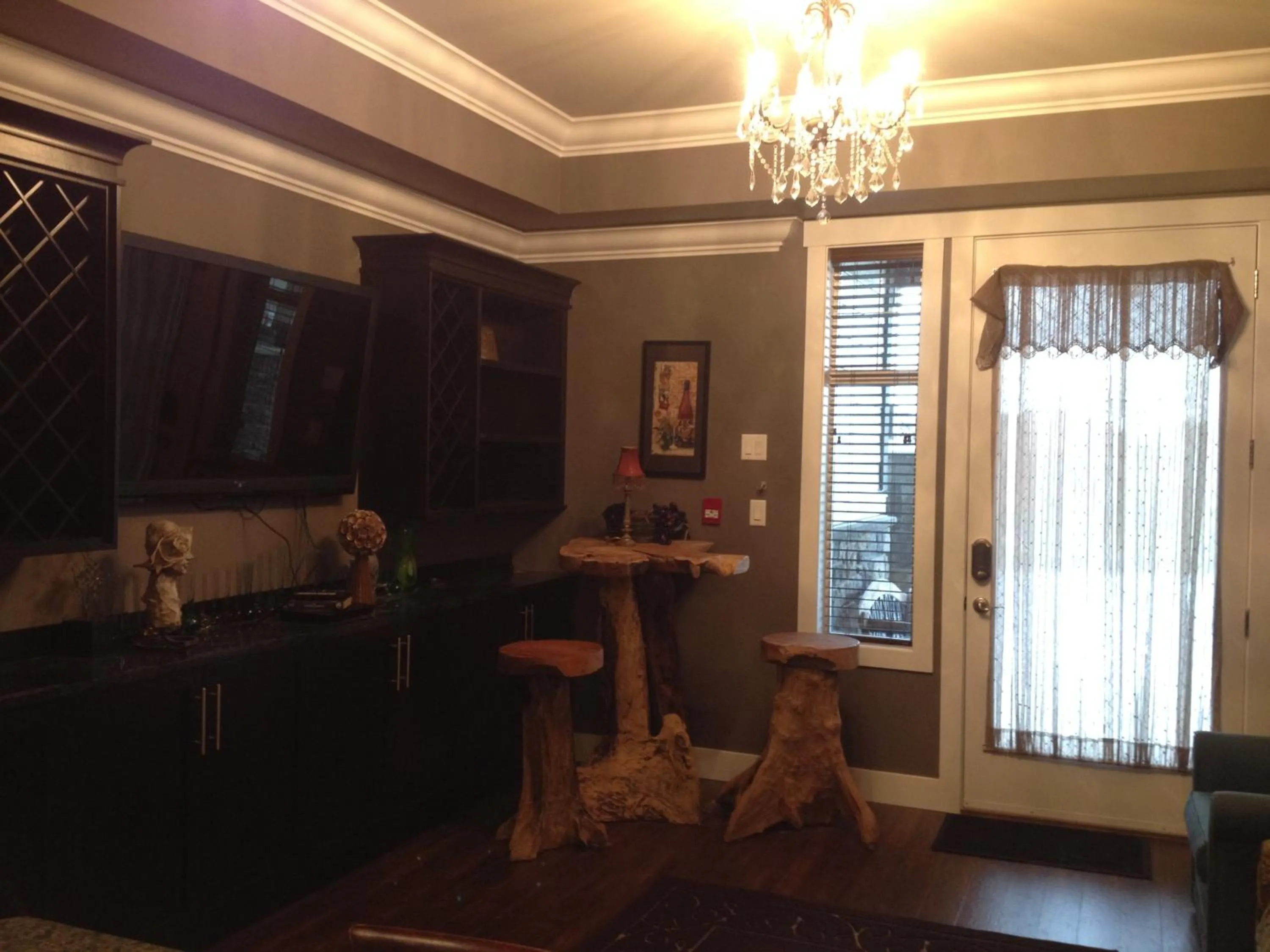 Communal lounge/ TV room in Brookside Inn Boutique Hotel