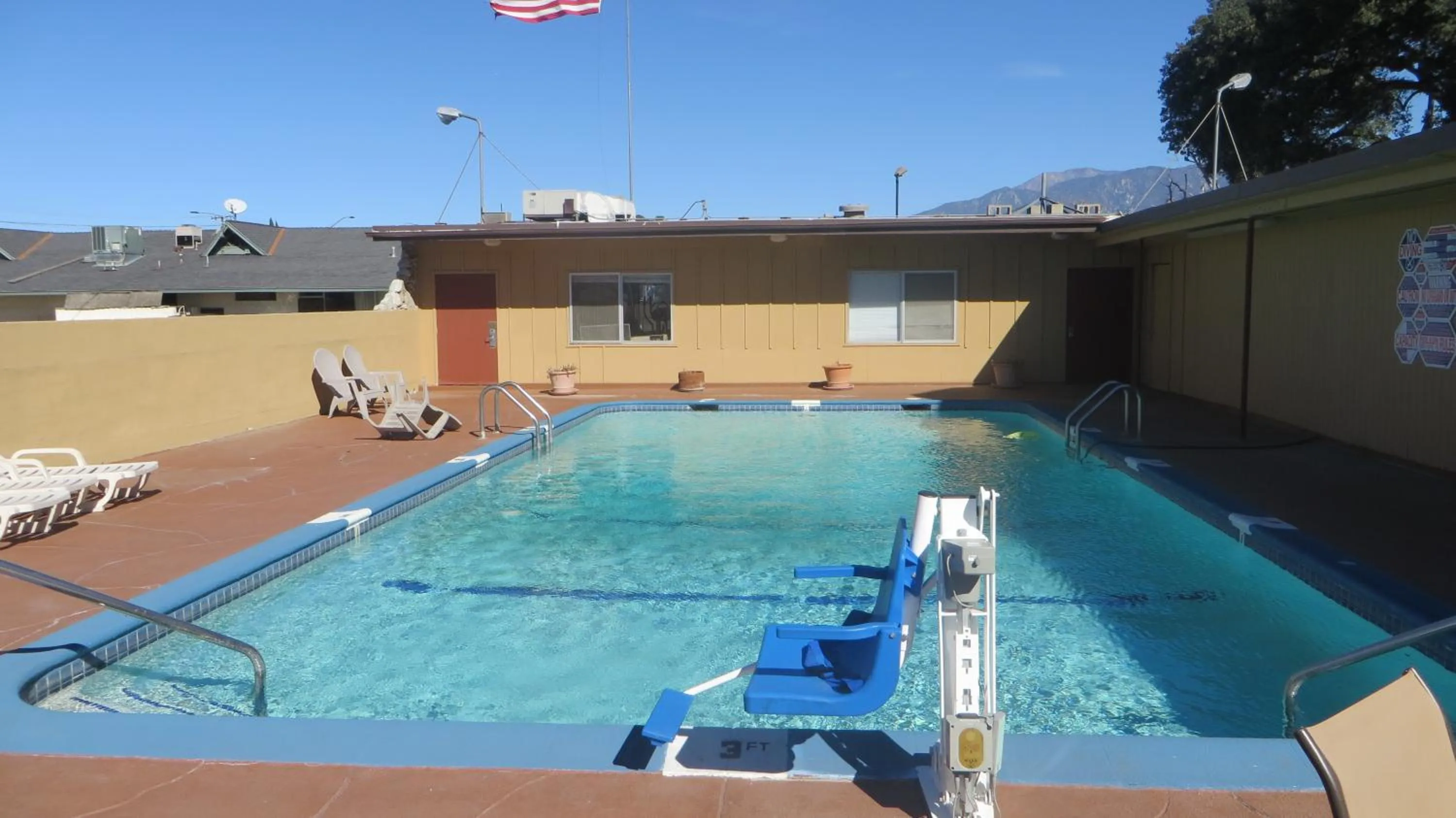 Swimming pool in Hotel Salina Beaumont CA