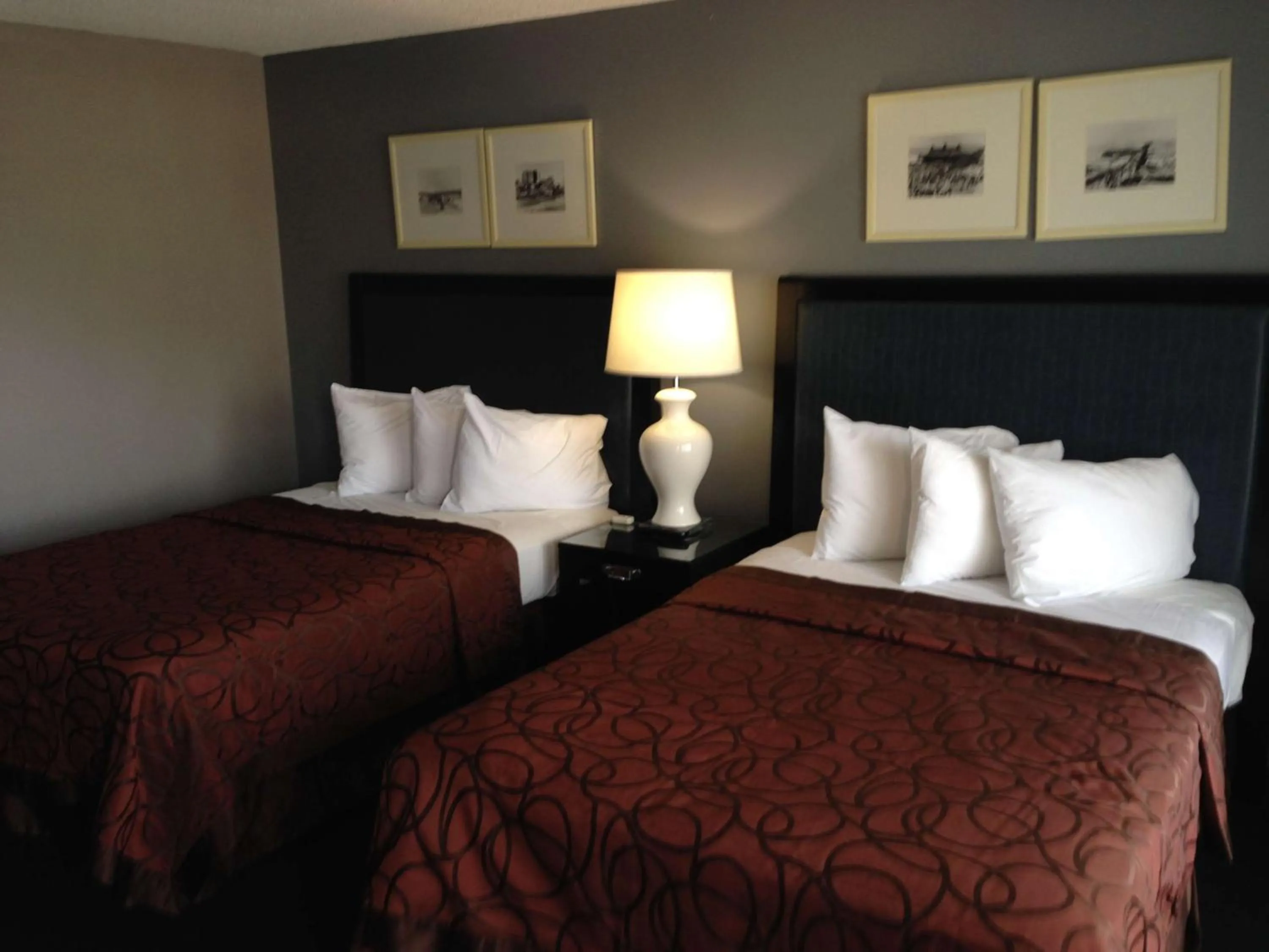 Photo of the whole room, Bed in Hotel Salina Beaumont CA