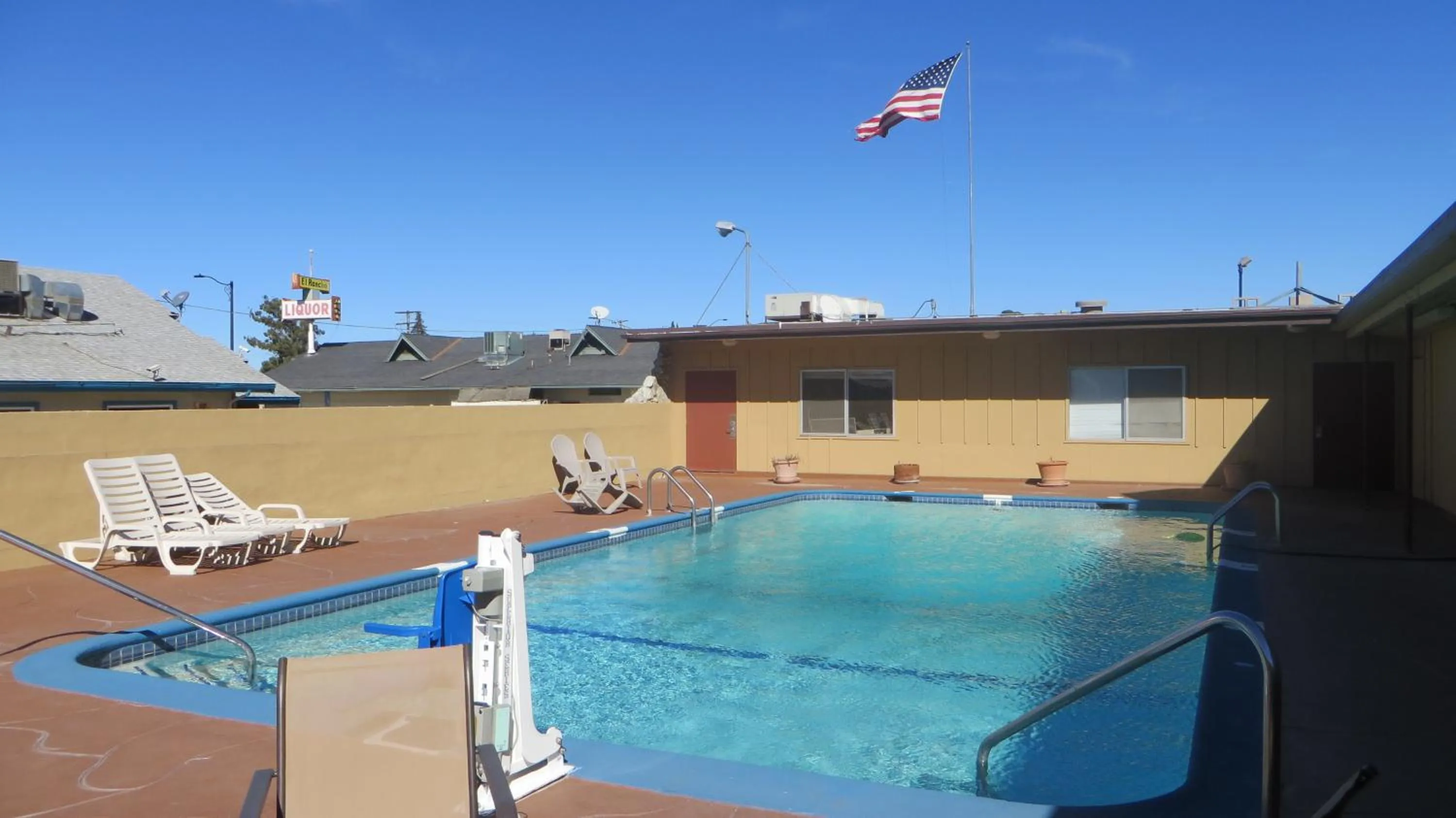 Swimming pool in Hotel Salina Beaumont CA