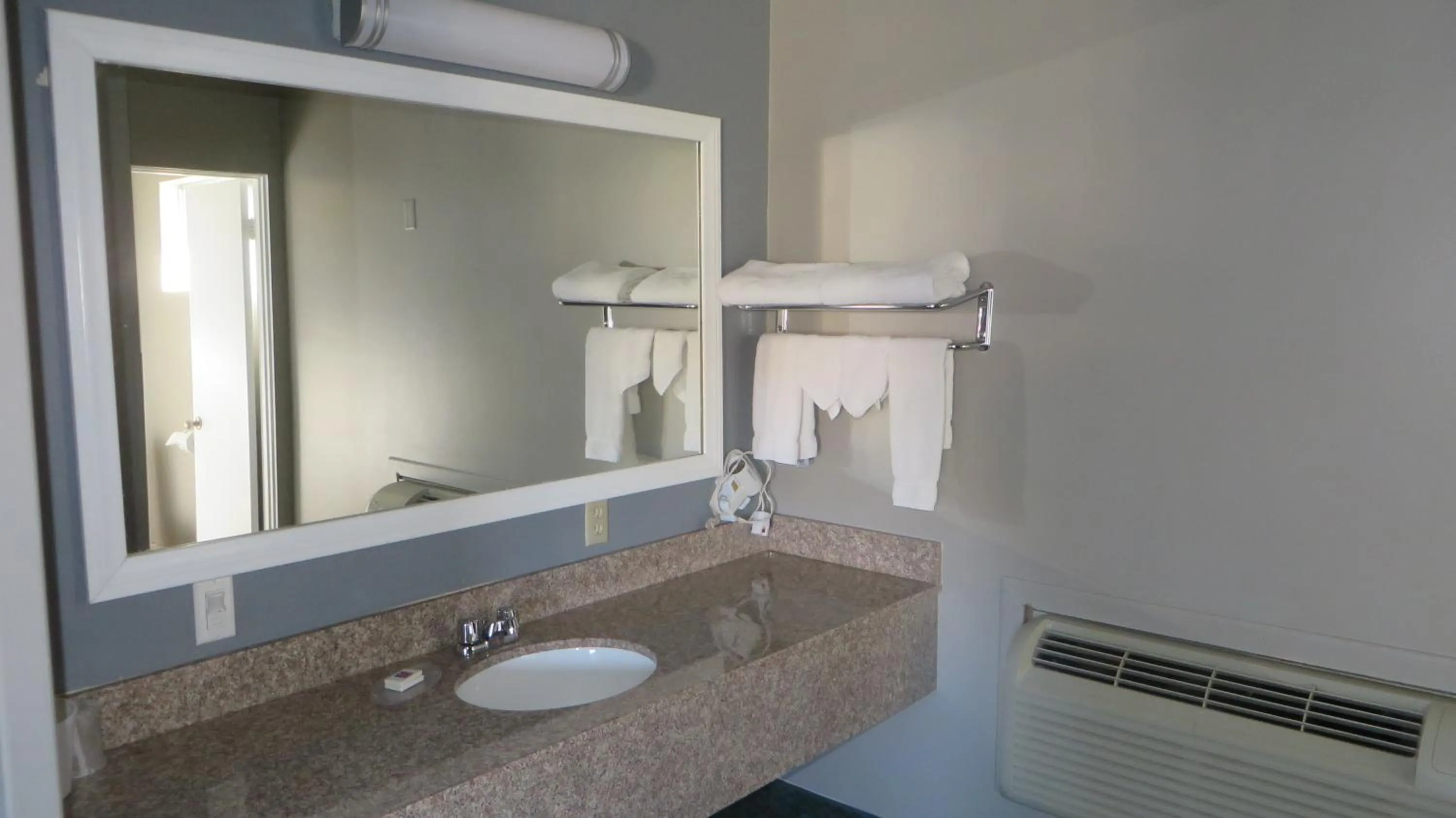 Bathroom in Hotel Salina Beaumont CA