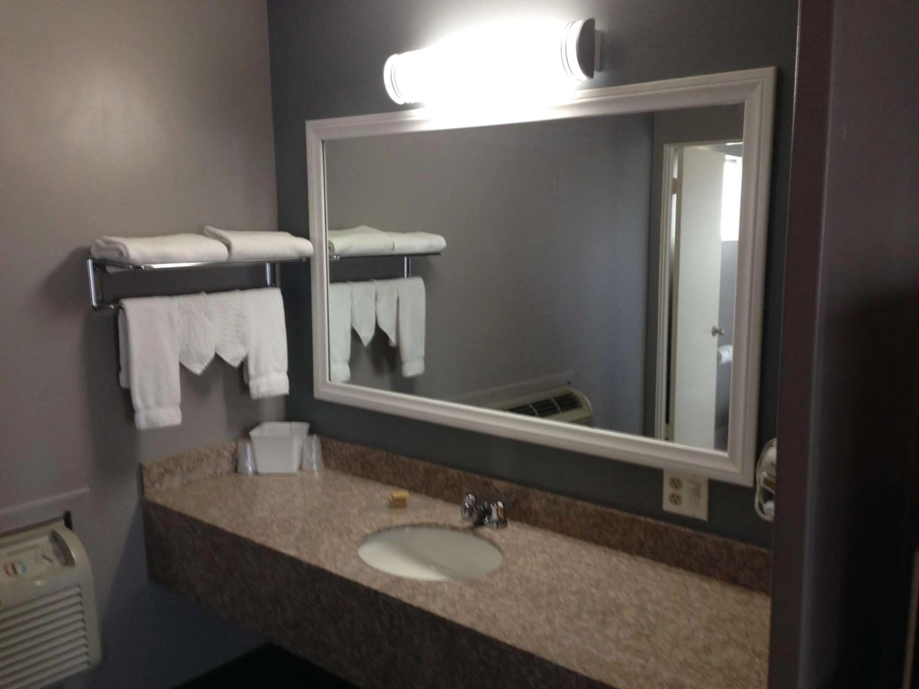 Bathroom in Hotel Salina Beaumont CA