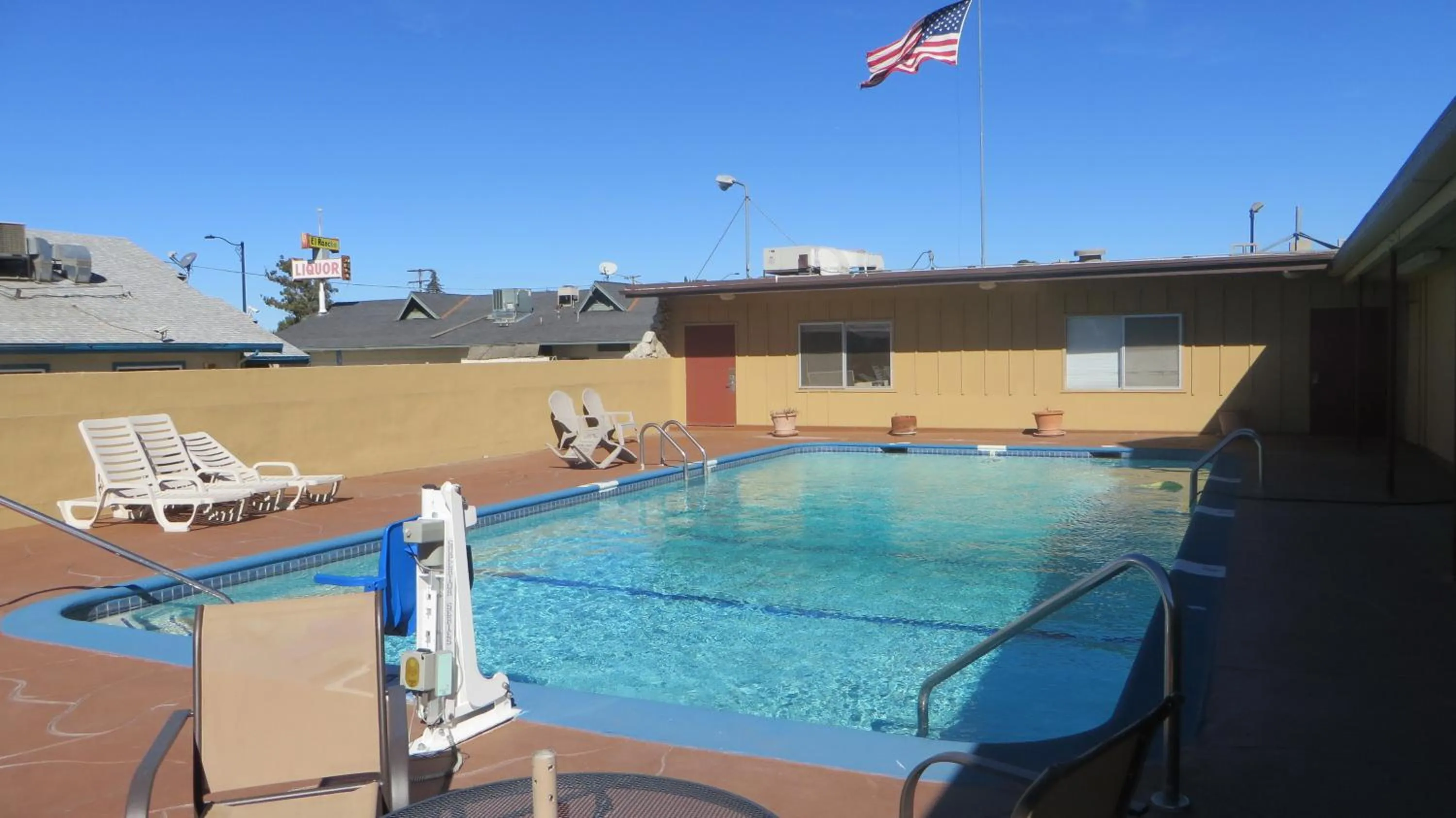 Swimming pool in Hotel Salina Beaumont CA