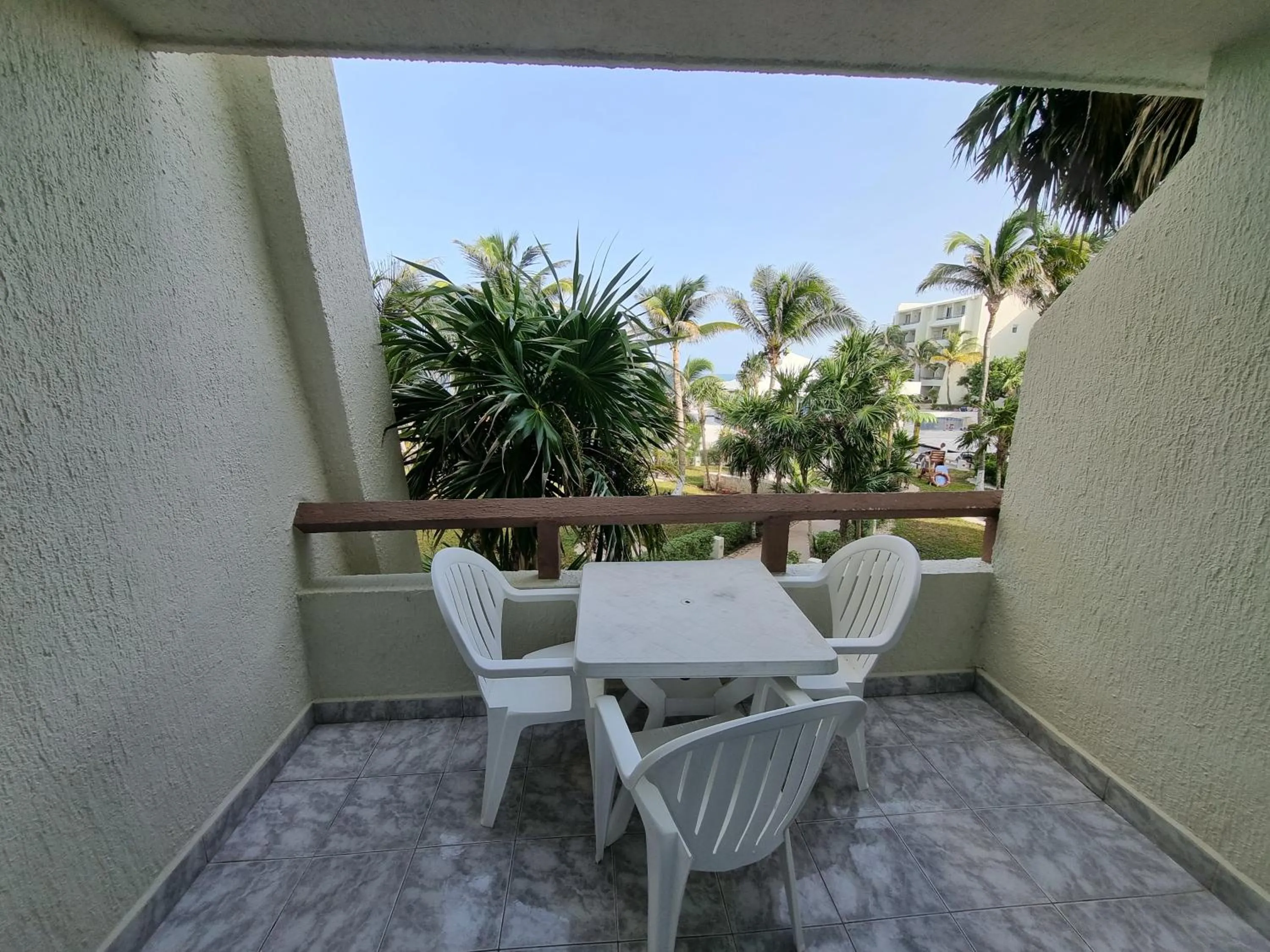 Swimming pool, Balcony/Terrace in Apartment Ocean Front Cancun