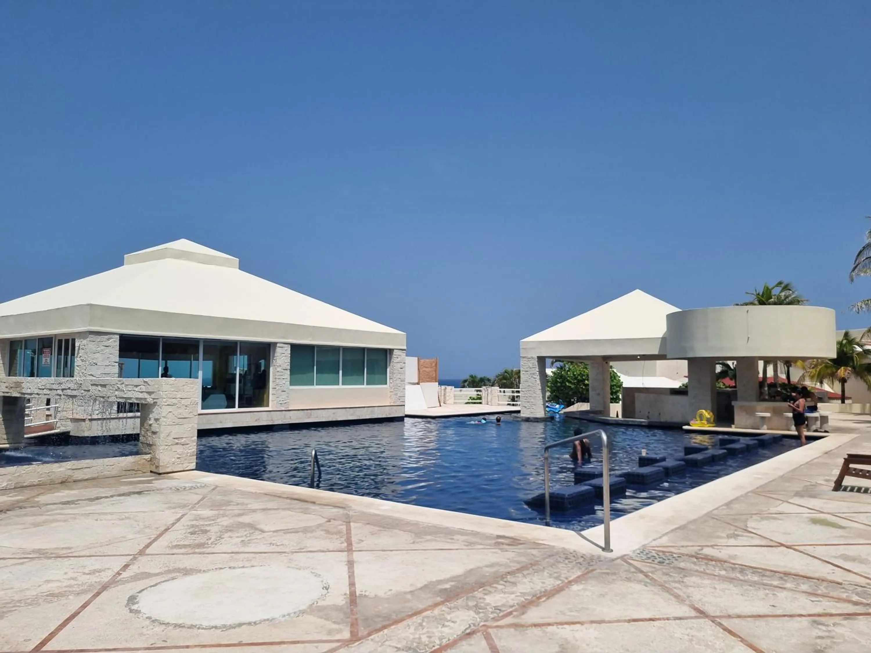 Swimming Pool in Apartment Ocean Front Cancun