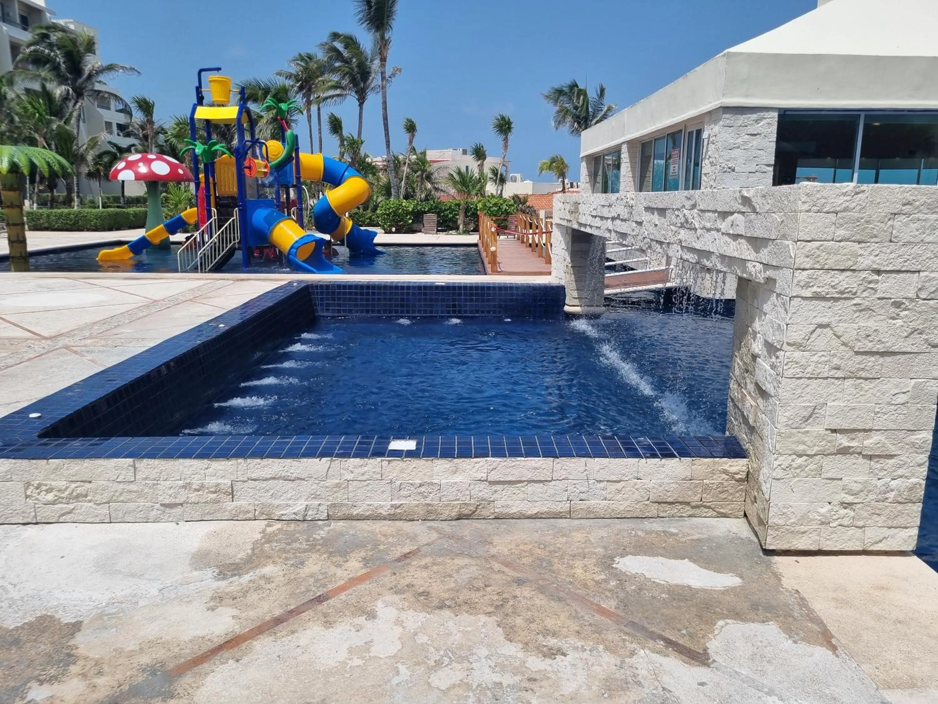 Swimming Pool in Apartment Ocean Front Cancun