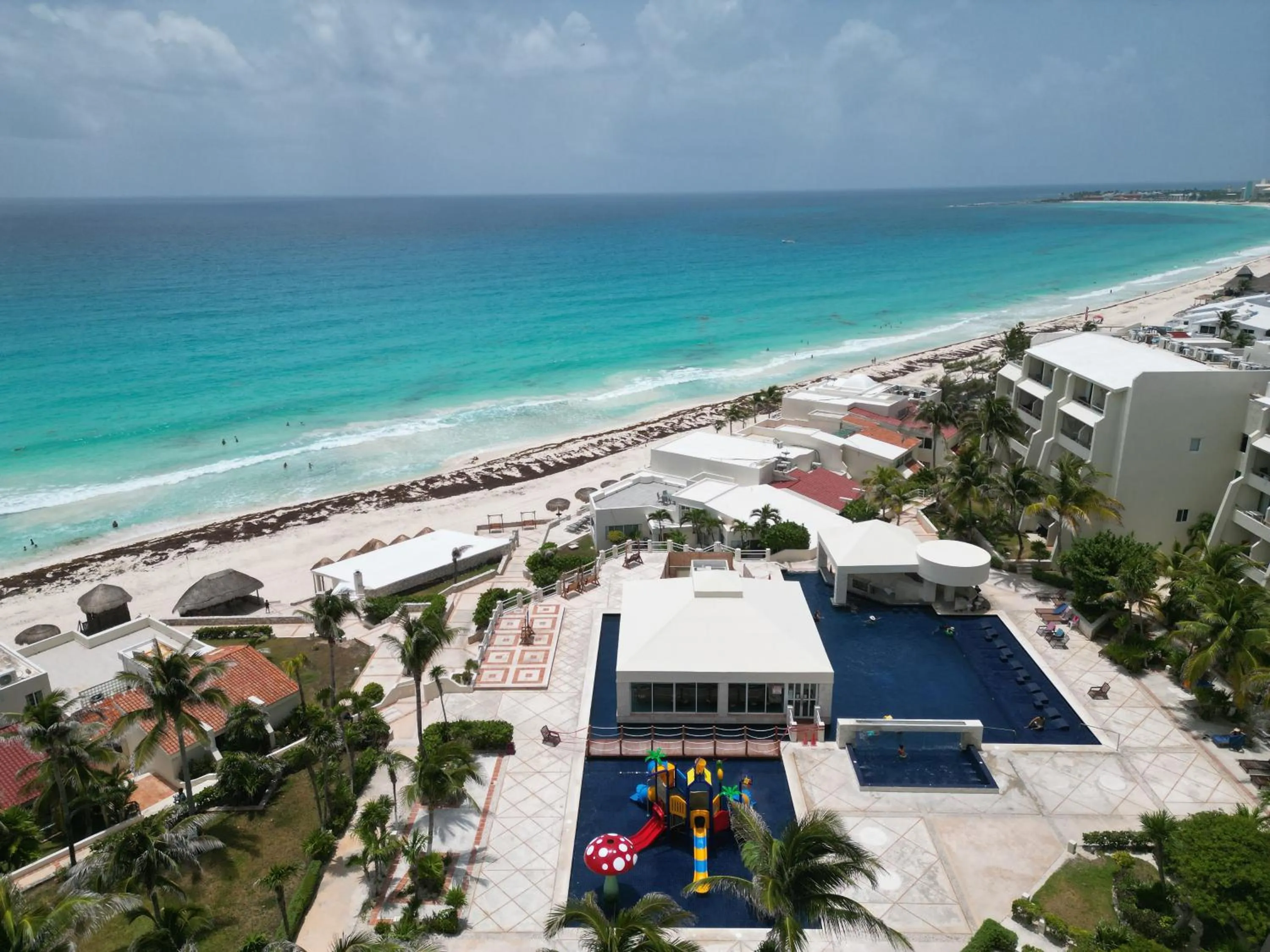 Swimming pool, Bird's-eye View in Apartment Ocean Front Cancun