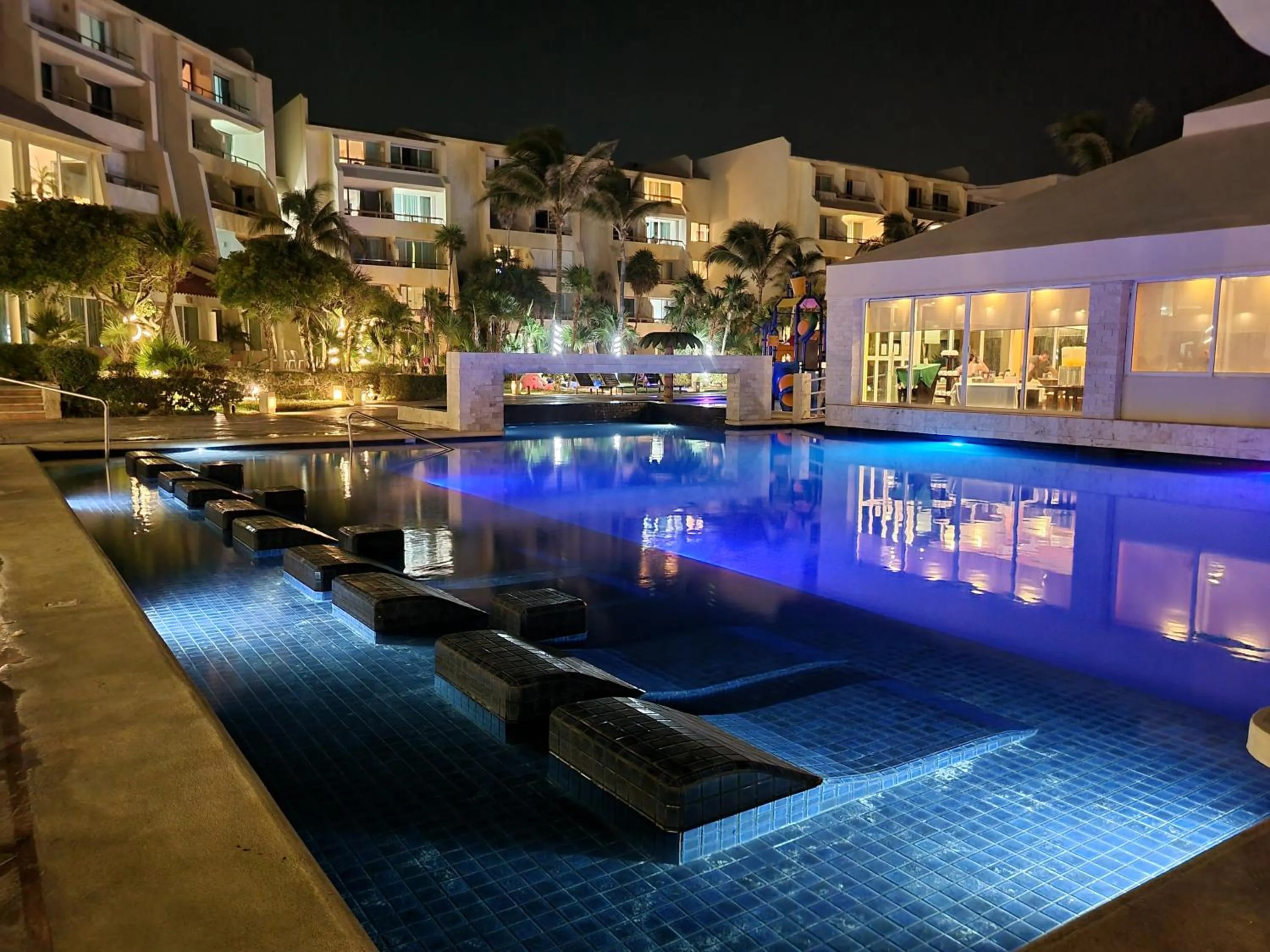 Swimming Pool in Apartment Ocean Front Cancun