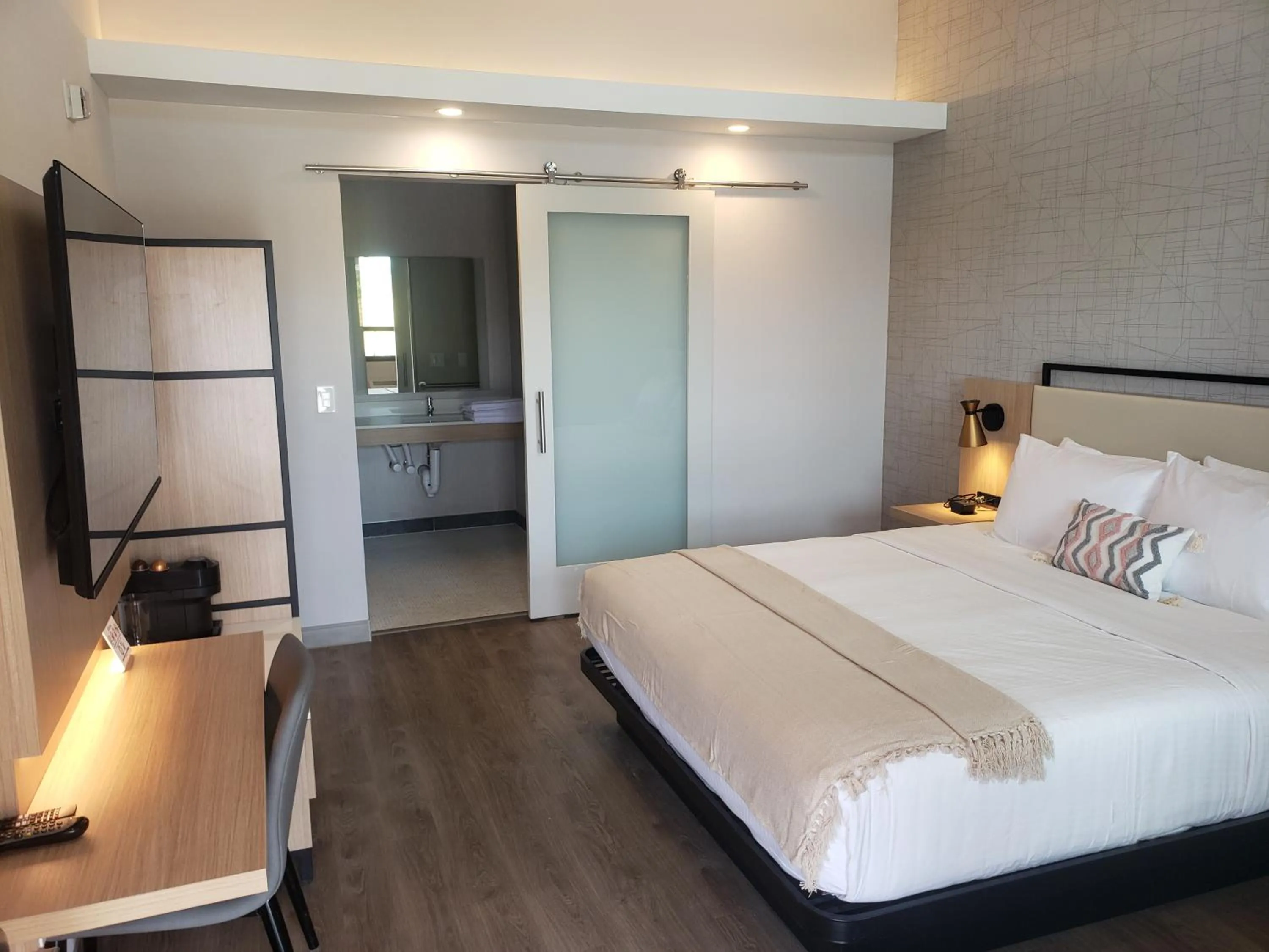 Bedroom, Bed in The Evergreen