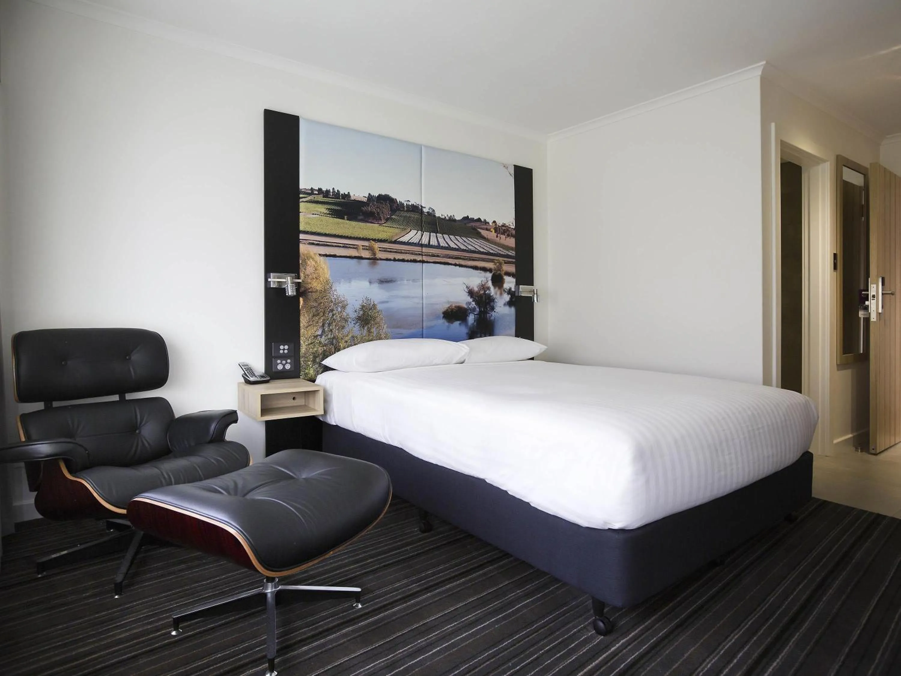 Property building, Bed in Mercure Launceston