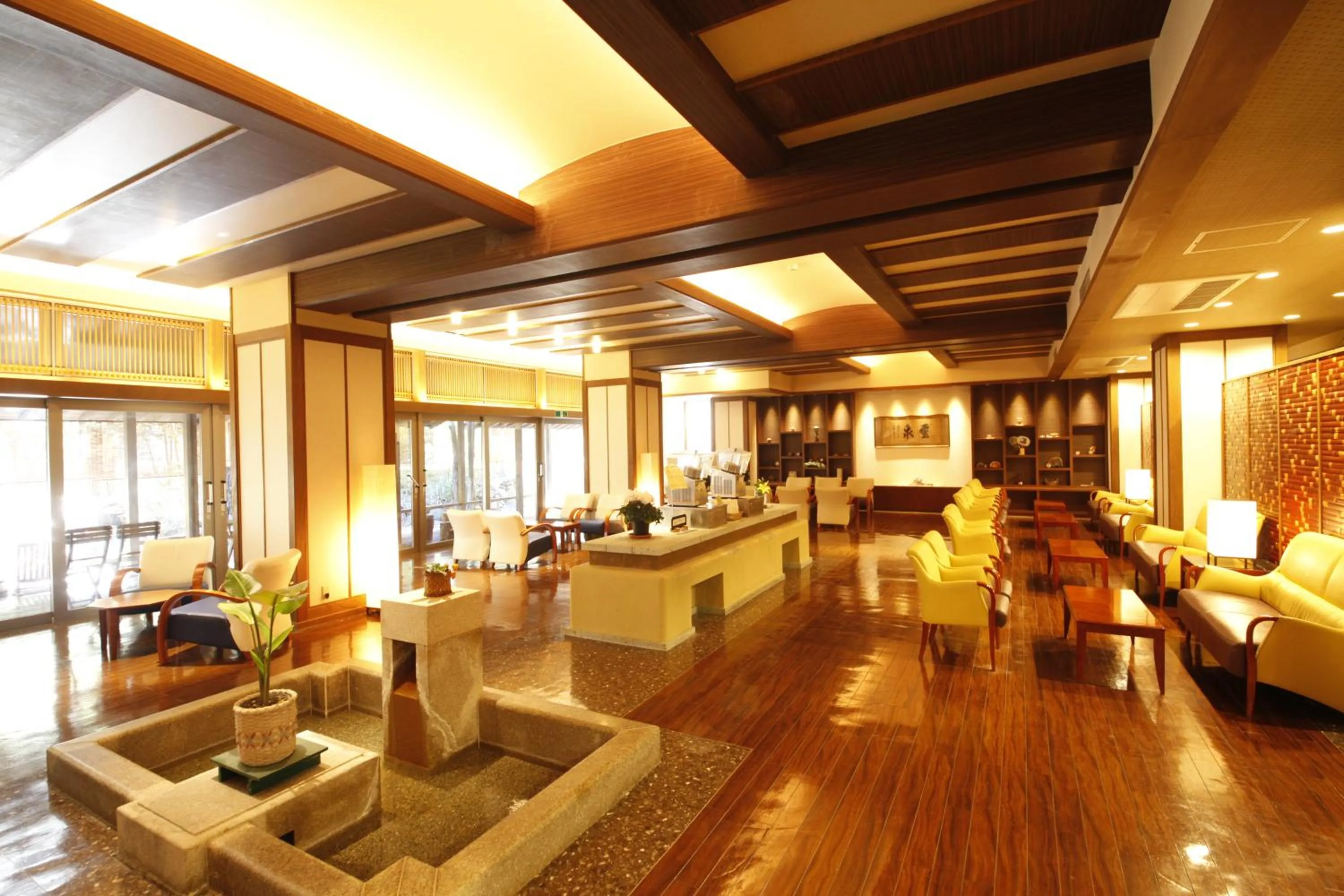 Communal lounge/ TV room in Shimobe Hotel