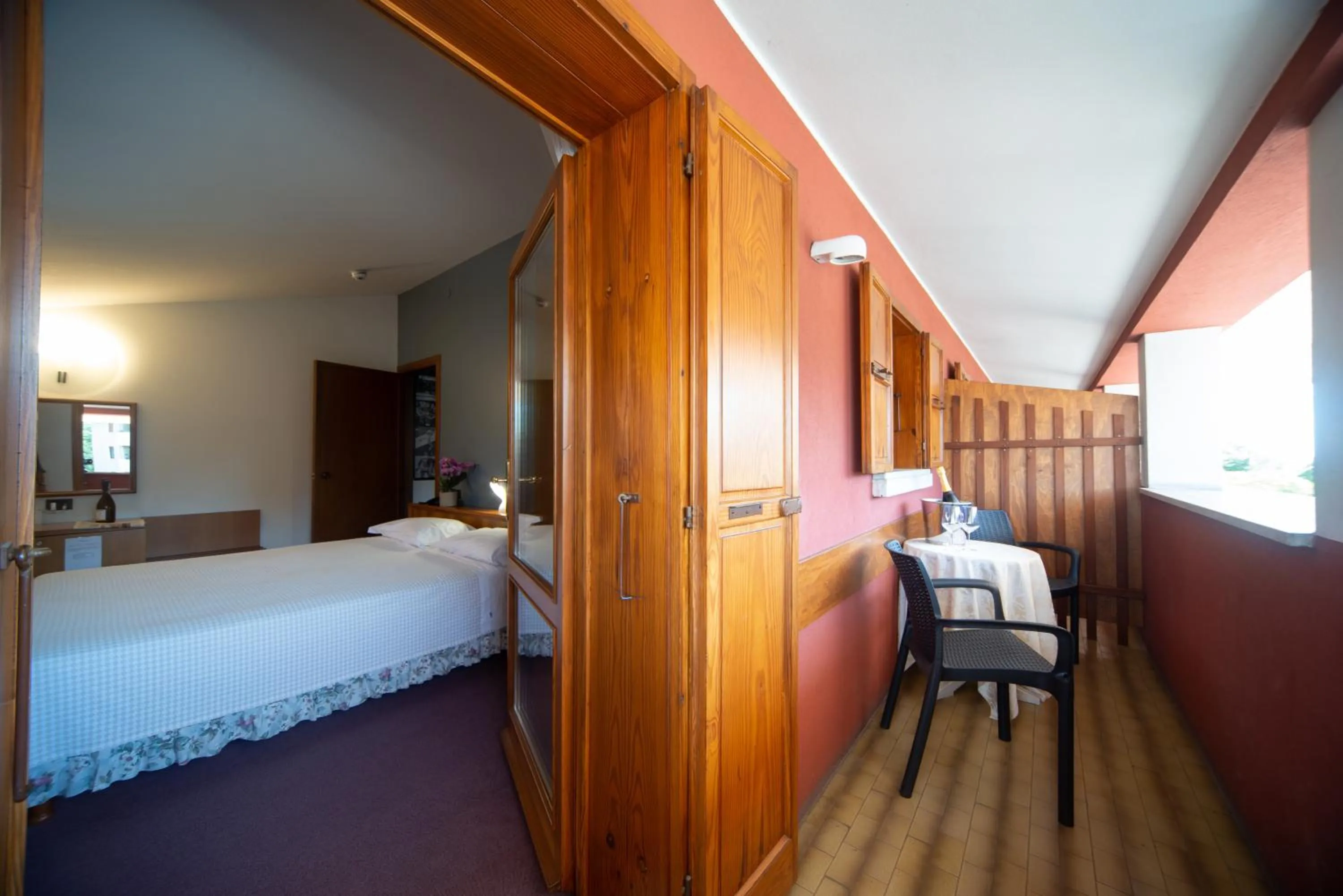 Photo of the whole room in Hotel Cima