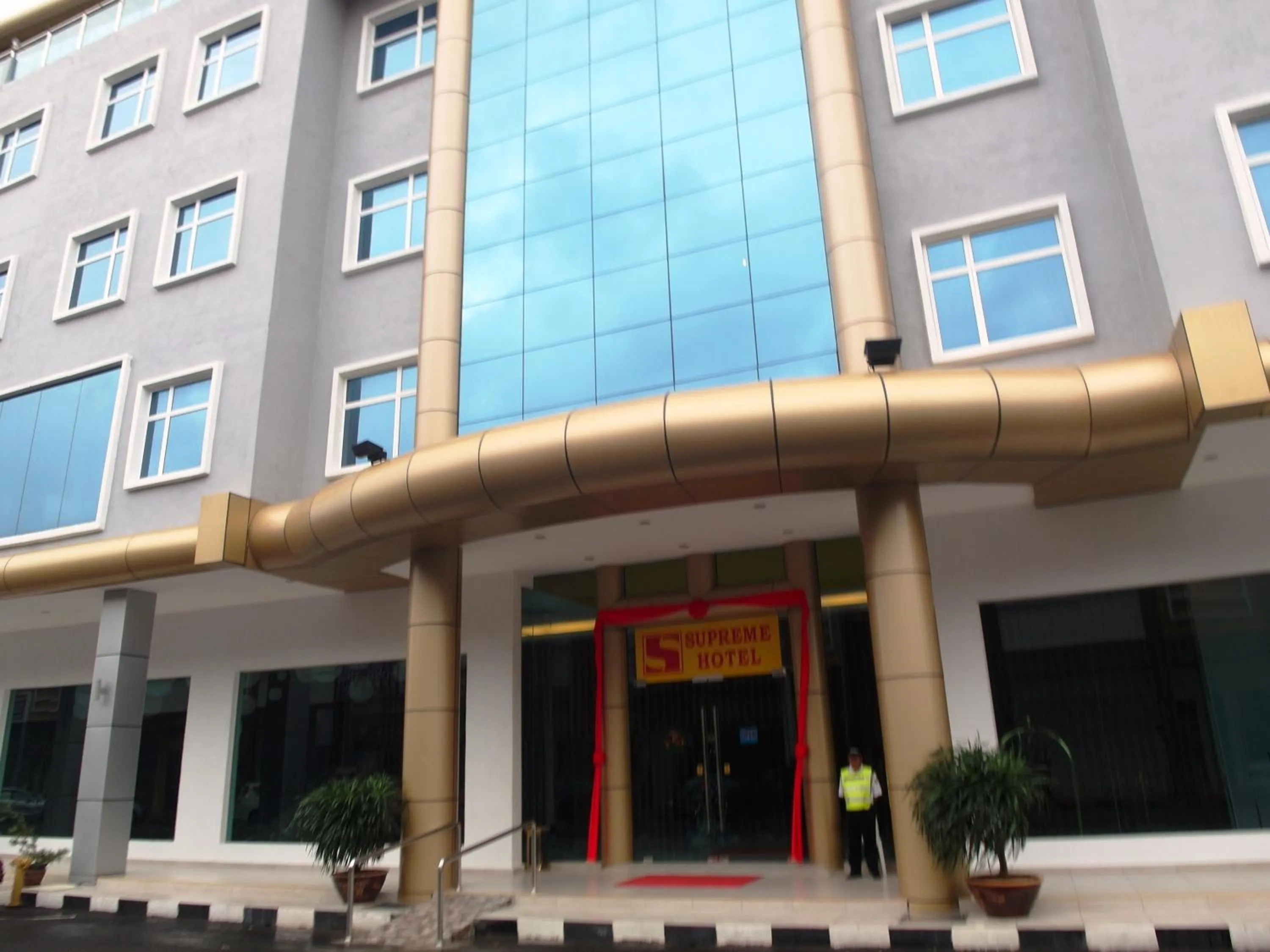 Facade/entrance in Supreme Hotel
