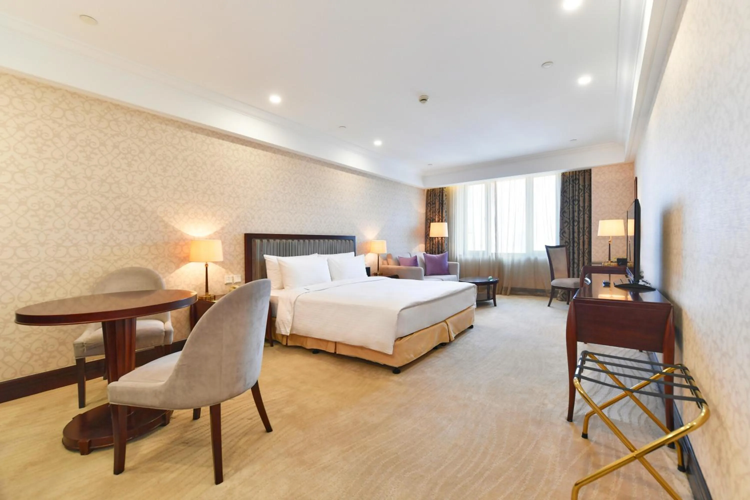 Photo of the whole room, Bed in Evergreen Laurel Hotel, Shanghai