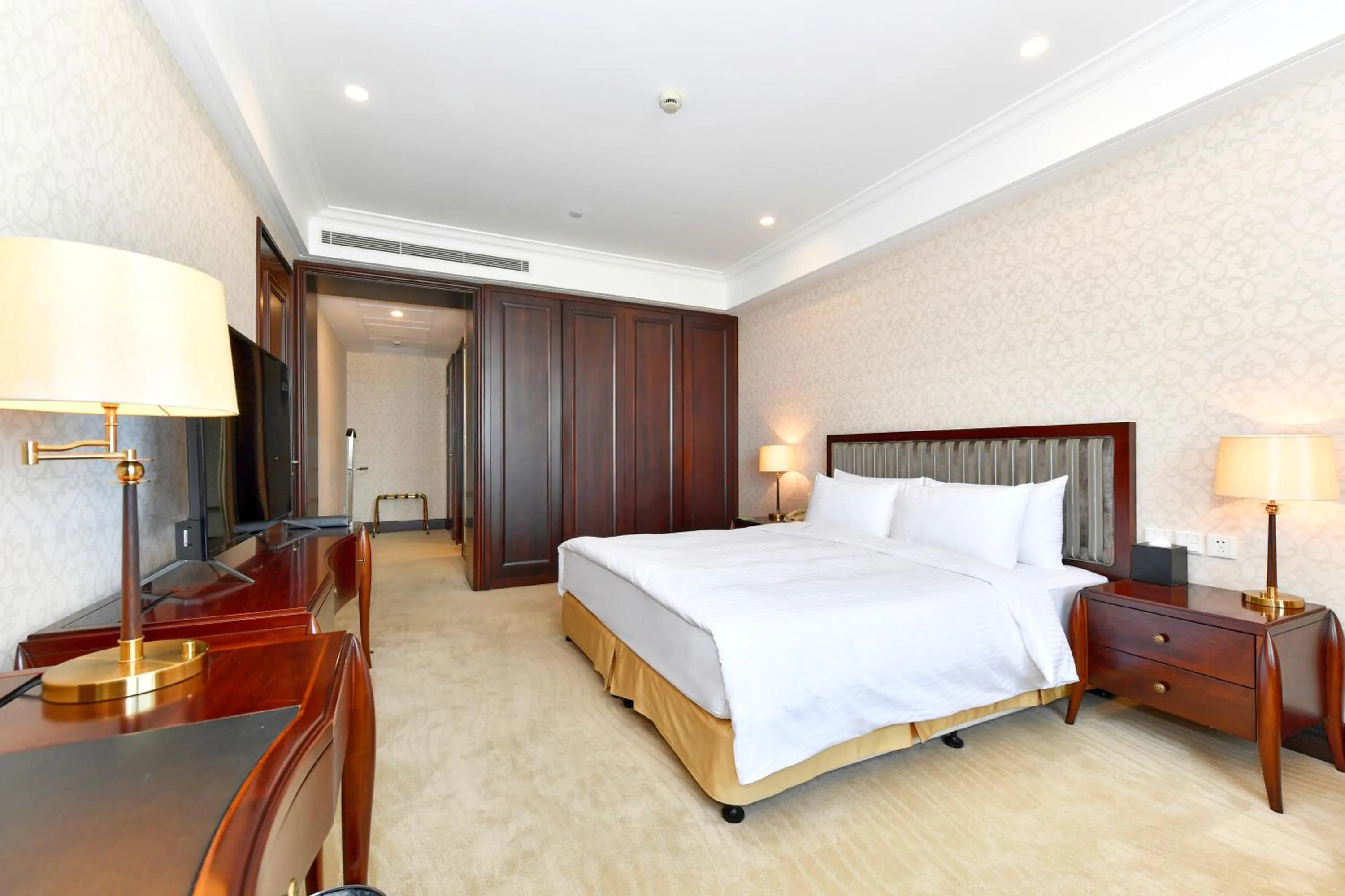 Bedroom, Bed in Evergreen Laurel Hotel, Shanghai