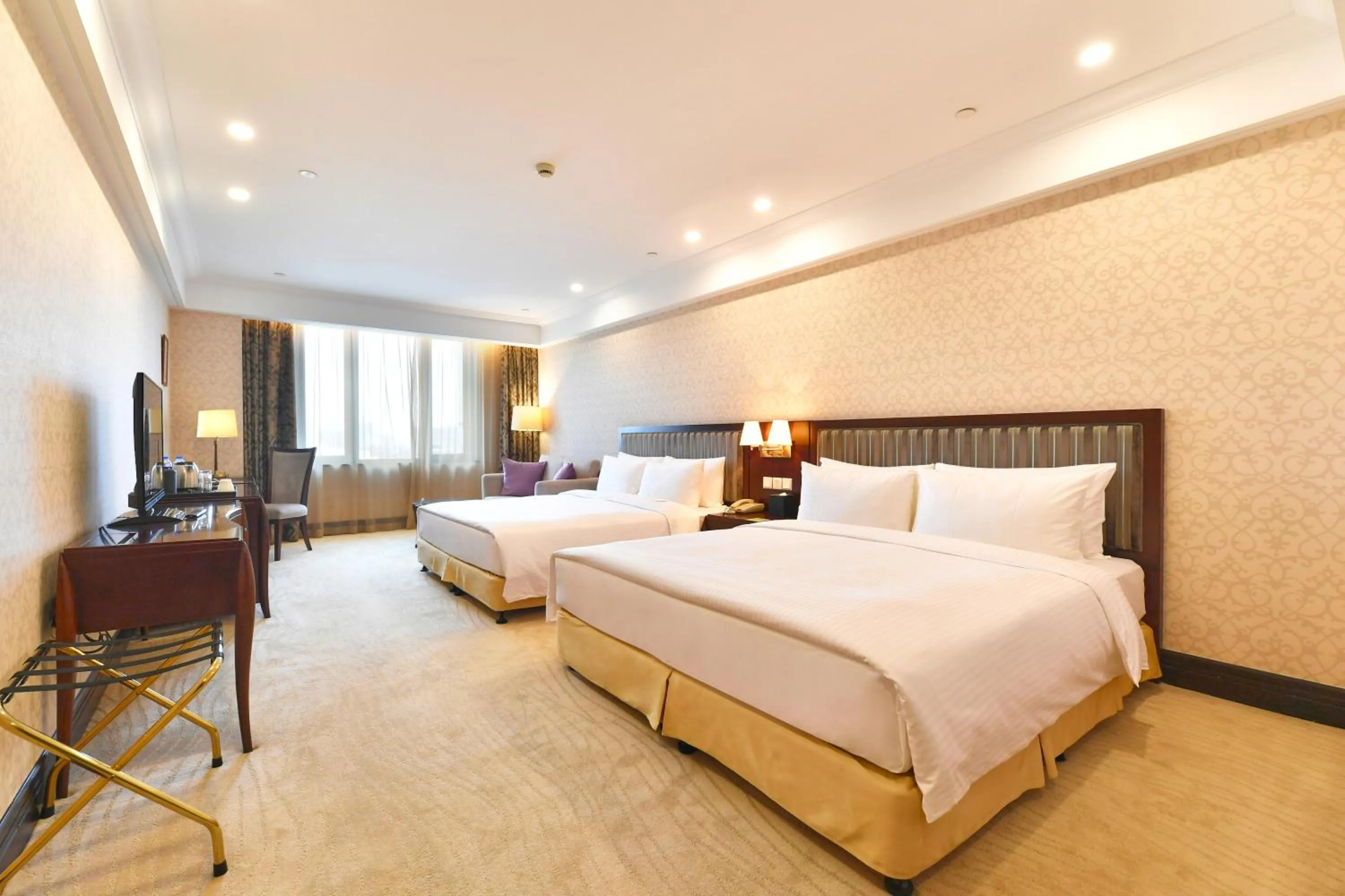 Photo of the whole room, Bed in Evergreen Laurel Hotel, Shanghai