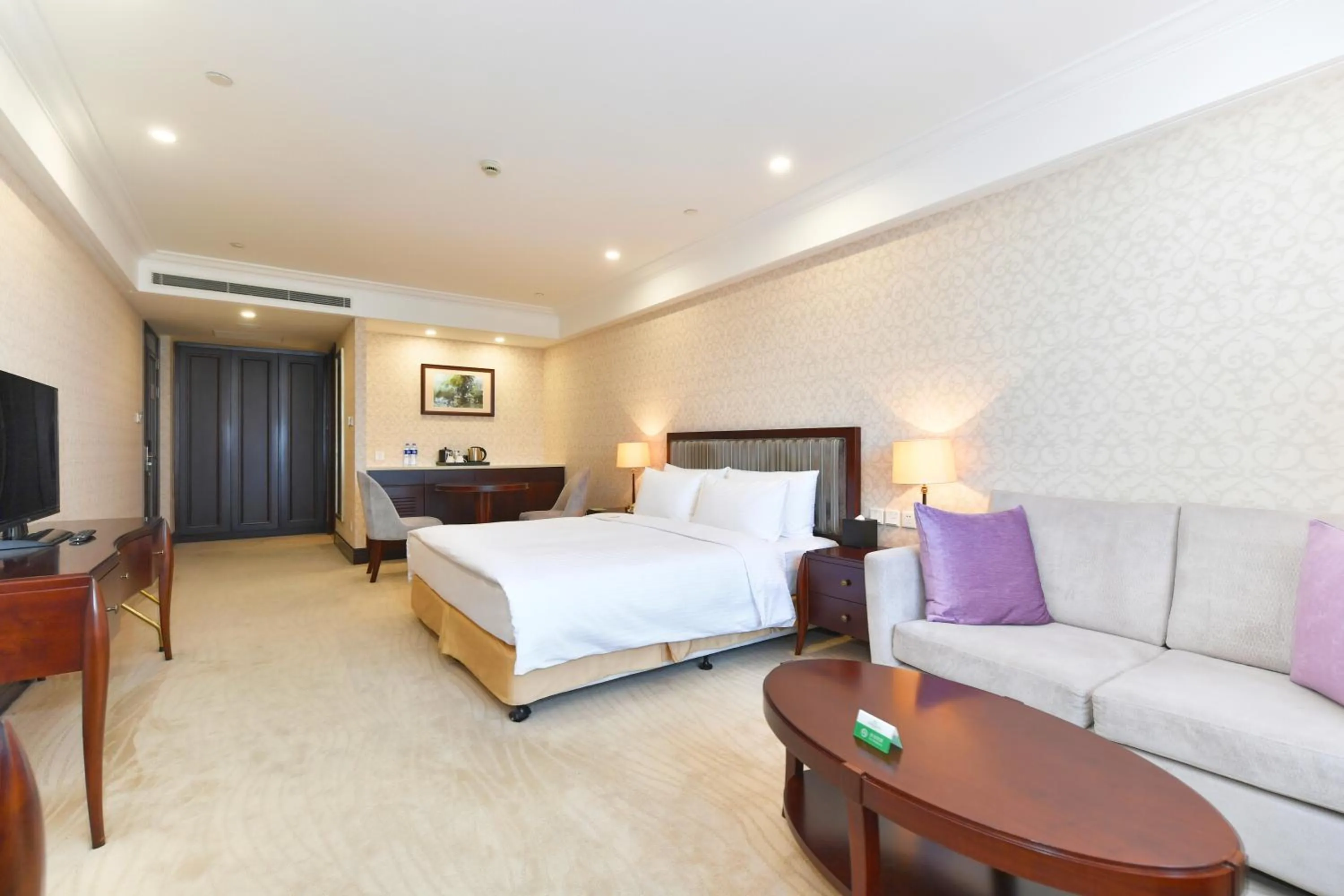 Photo of the whole room, Bed in Evergreen Laurel Hotel, Shanghai