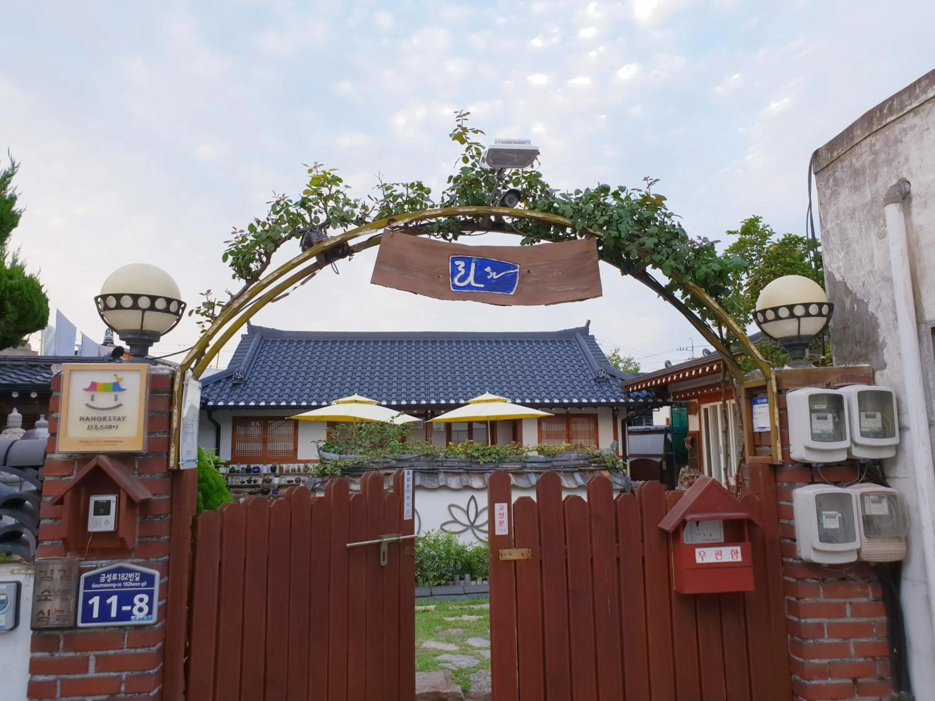 Facade/entrance in Hanok Raon