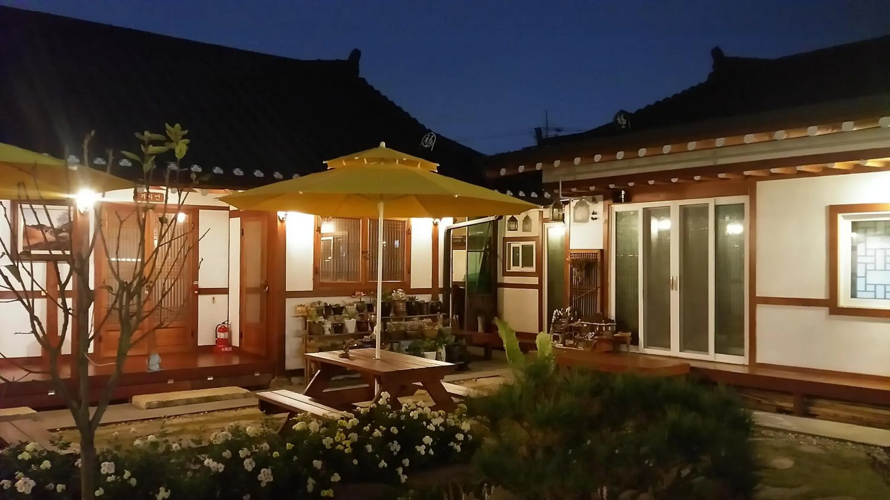 Garden in Hanok Raon