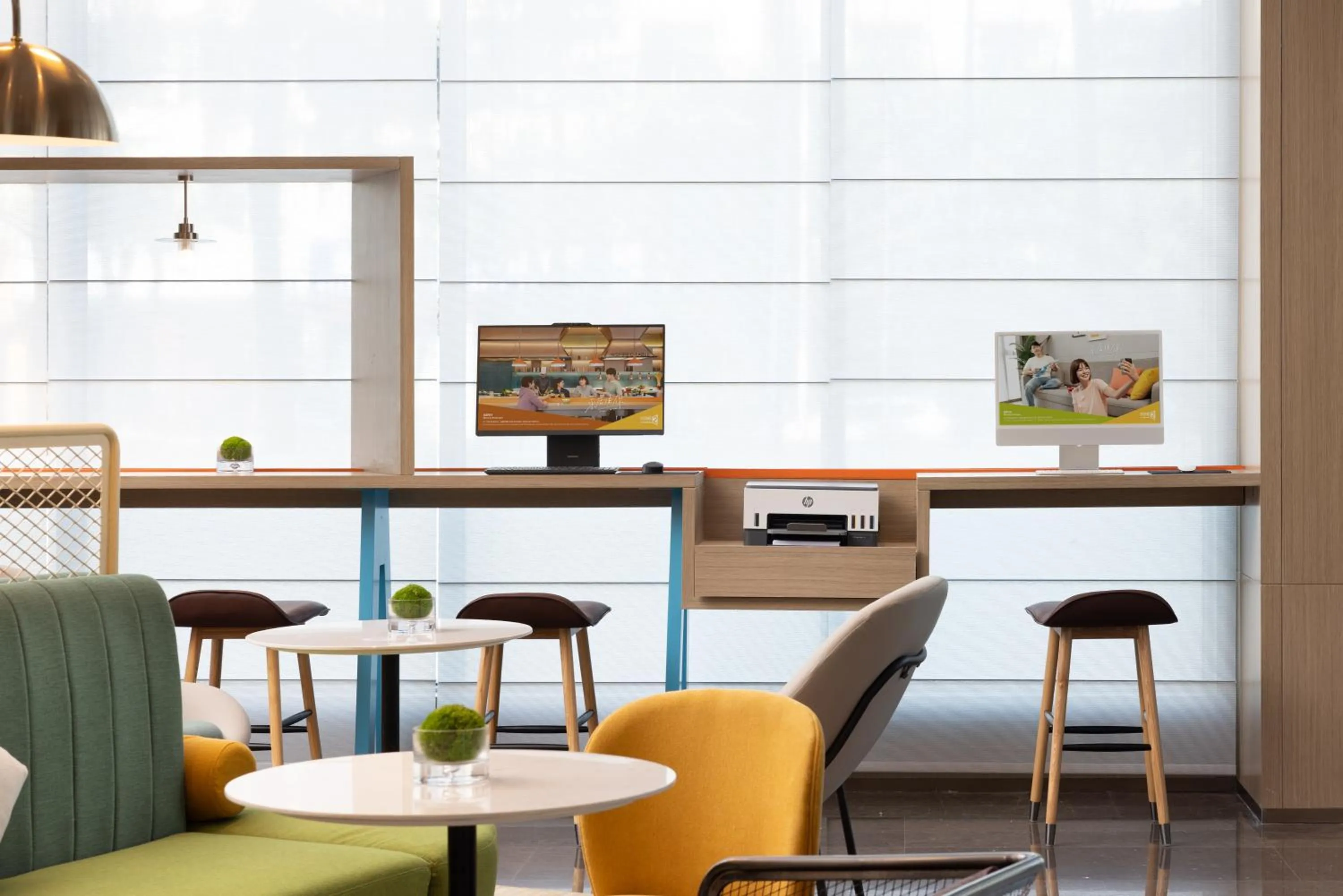 On-site shops in Home2 Suite by Meishan Dongpo