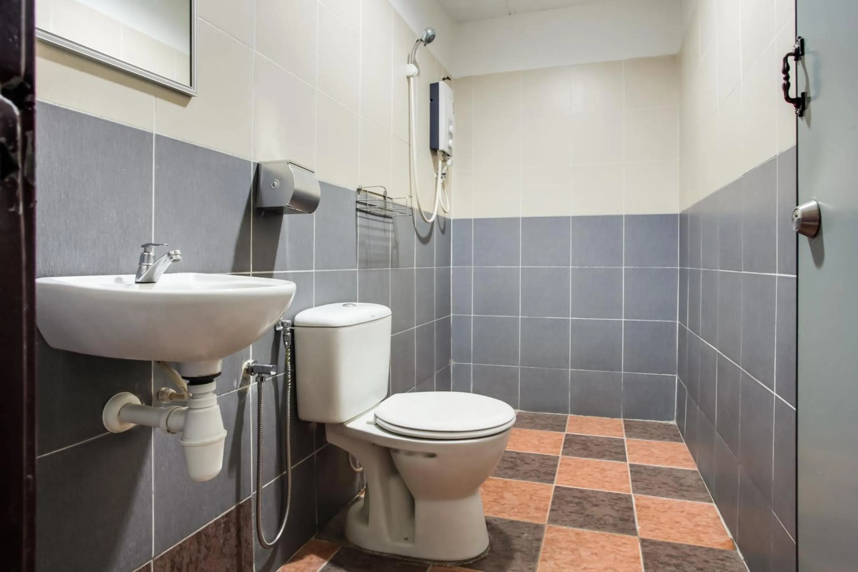 Bathroom in Super OYO 89427 Kavanas Hotel Taiping