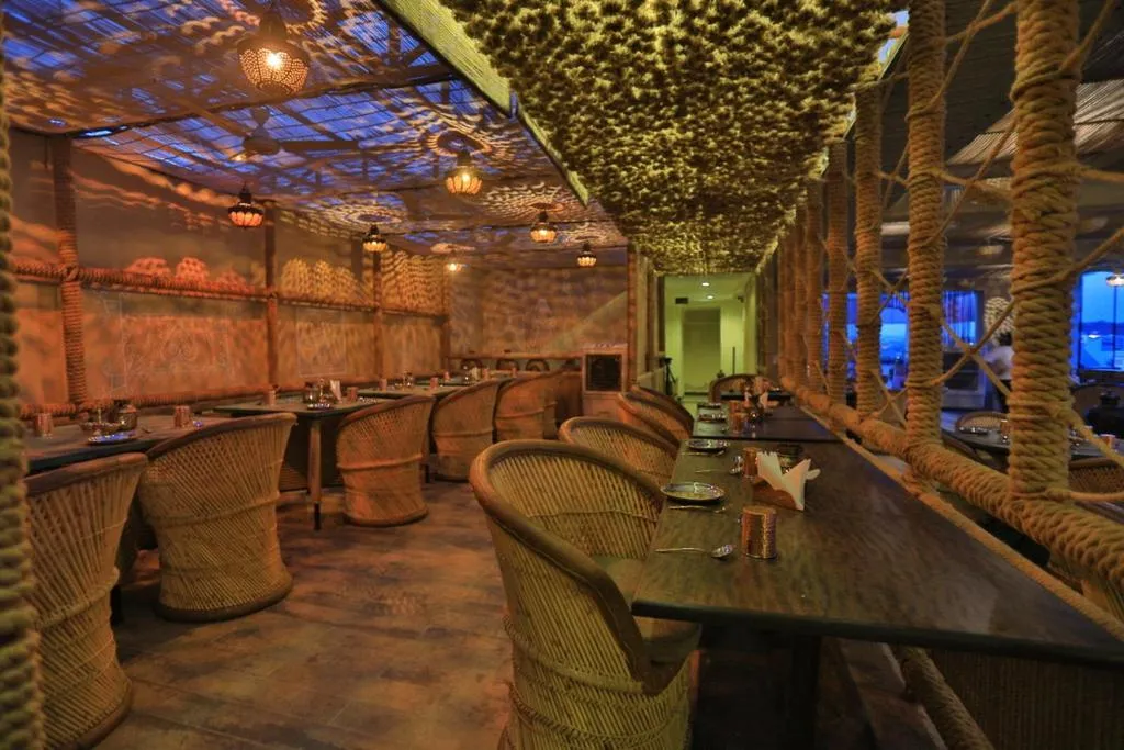 Restaurant/places to eat in Hotel Niky International