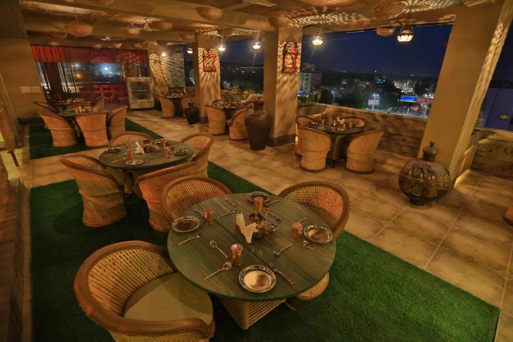 Restaurant/places to eat in Hotel Niky International