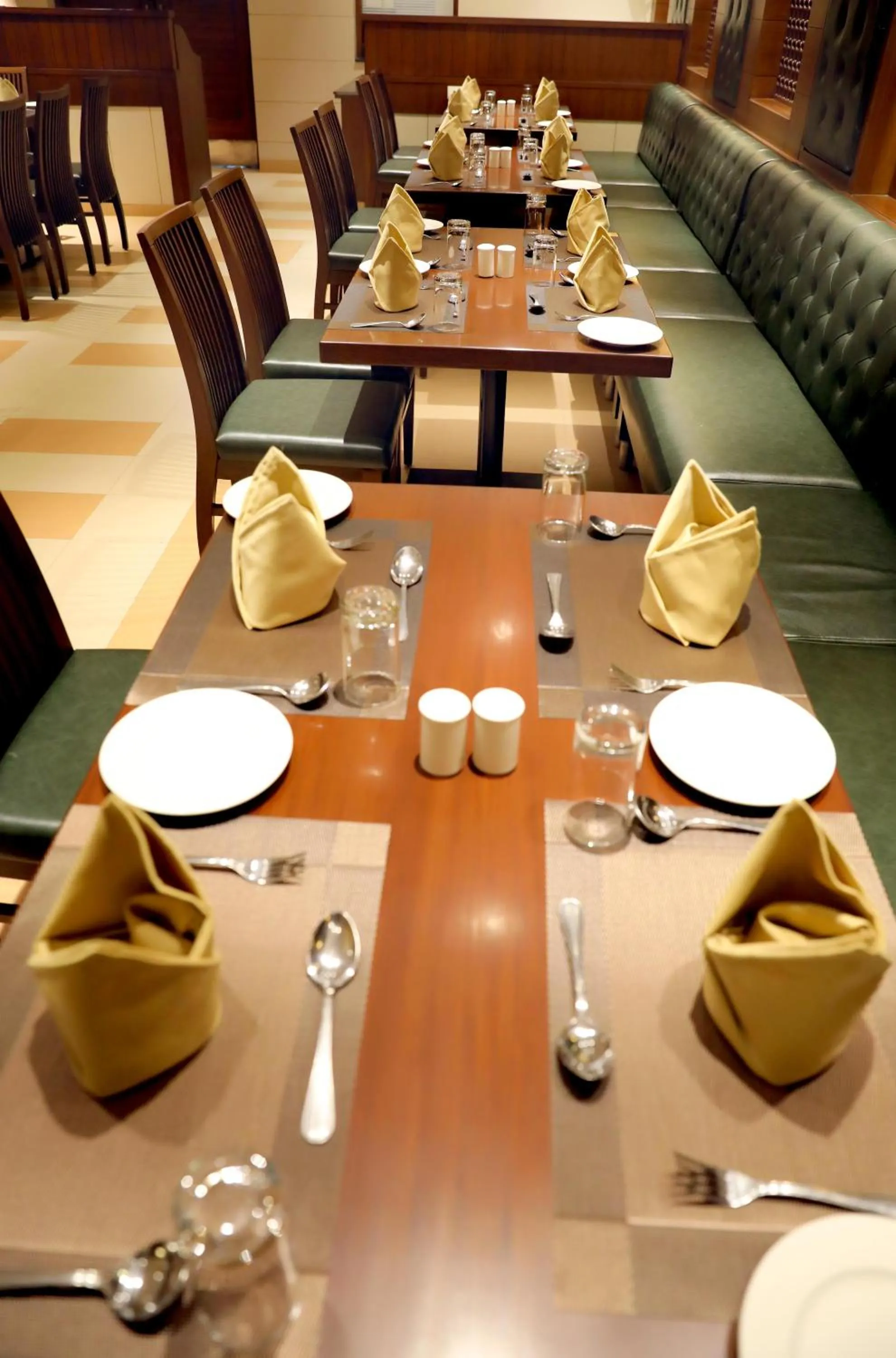 Restaurant/places to eat in Hotel Niky International