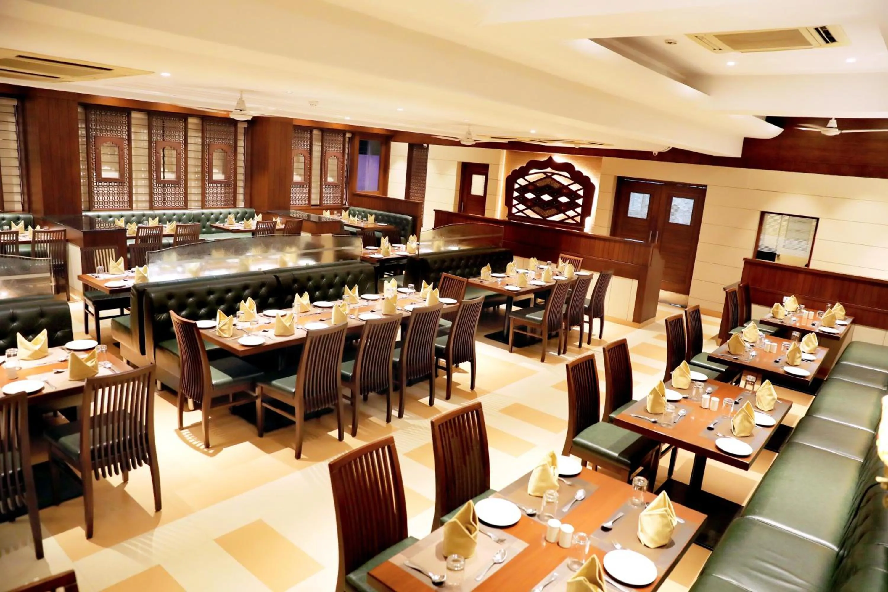 Restaurant/places to eat in Hotel Niky International