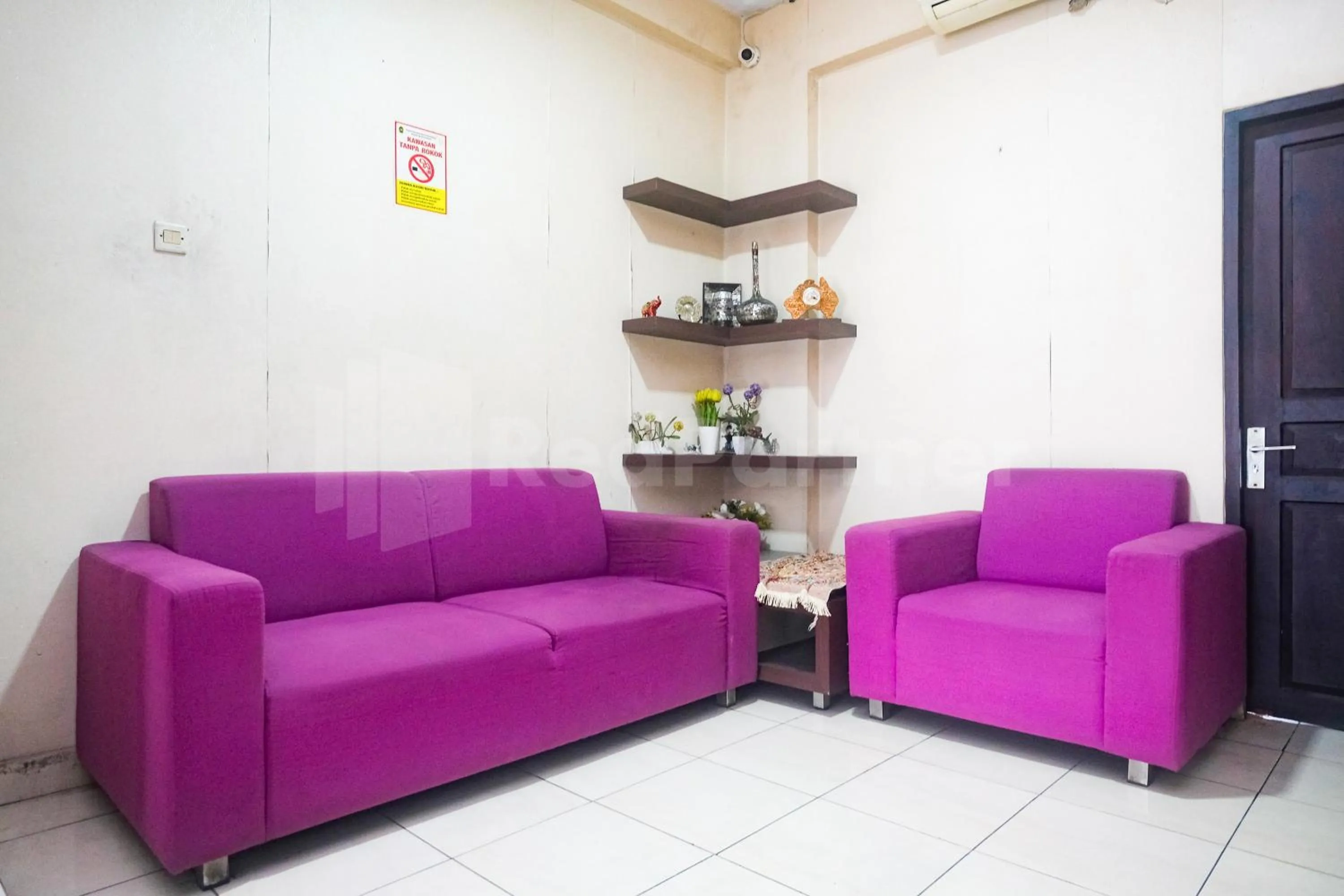 Seating area in Bies Malioboro Hotel RedPartner