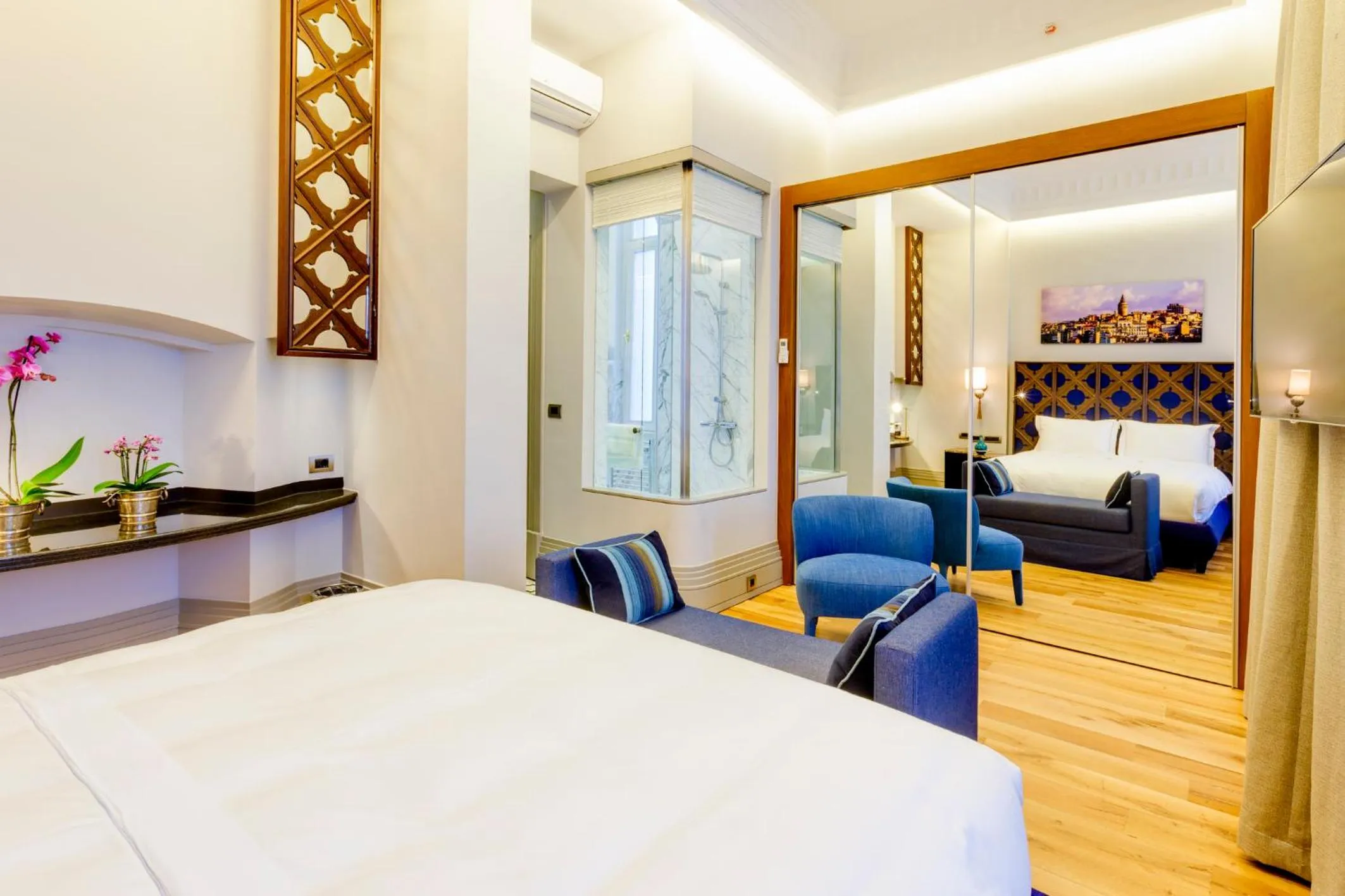 Photo of the whole room, Bed in Ravouna 1906 Bosphorus Istanbul