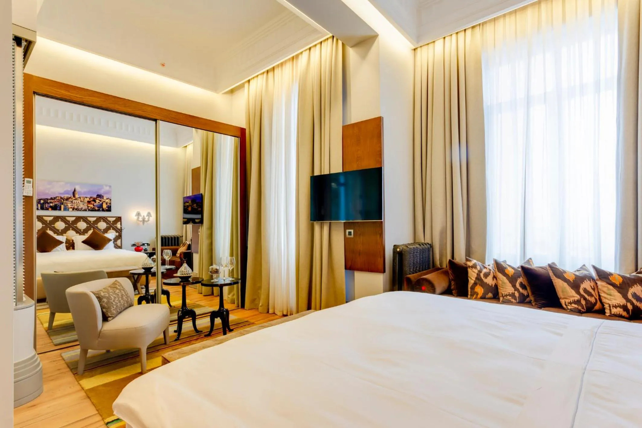 Photo of the whole room, Bed in Ravouna 1906 Bosphorus Istanbul