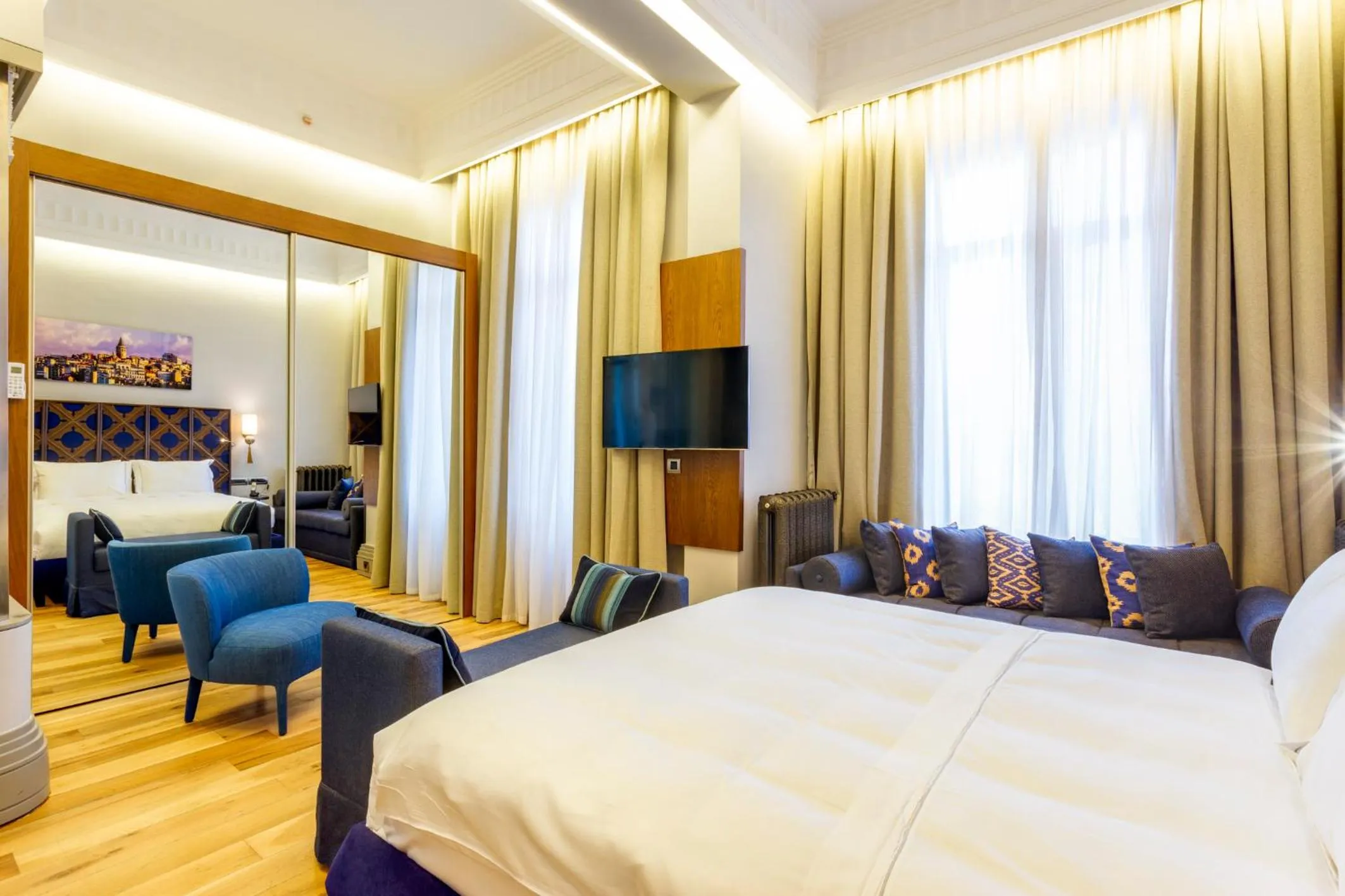 Photo of the whole room, Bed in Ravouna 1906 Bosphorus Istanbul