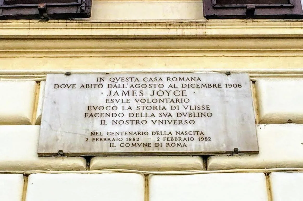 Text overlay in Gravina Suite Frattina