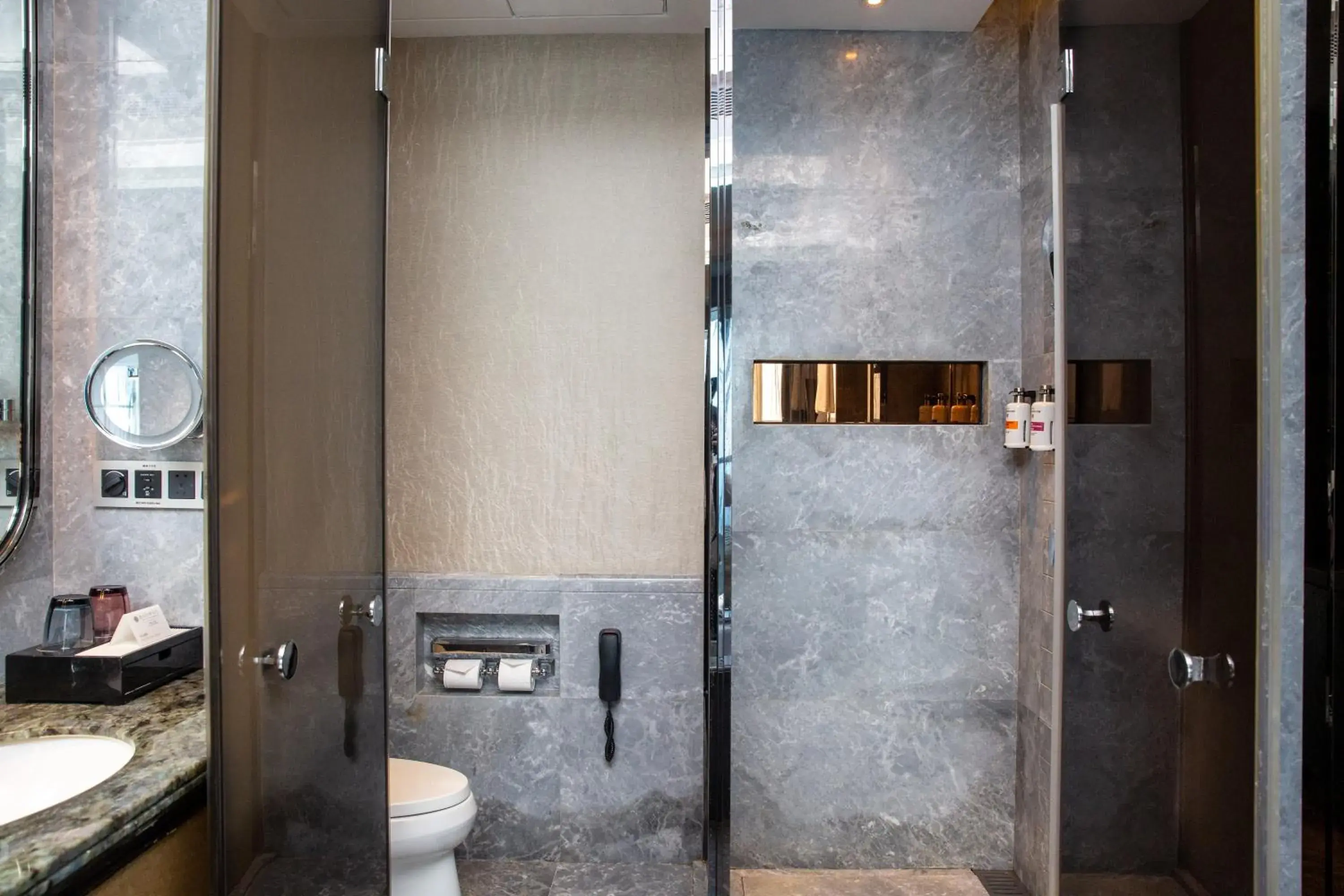 Deluxe King Room with City View - High Floor in Pullman Yantai Center Deluxe King Room with City View - High Floor in Pullman Yantai Center