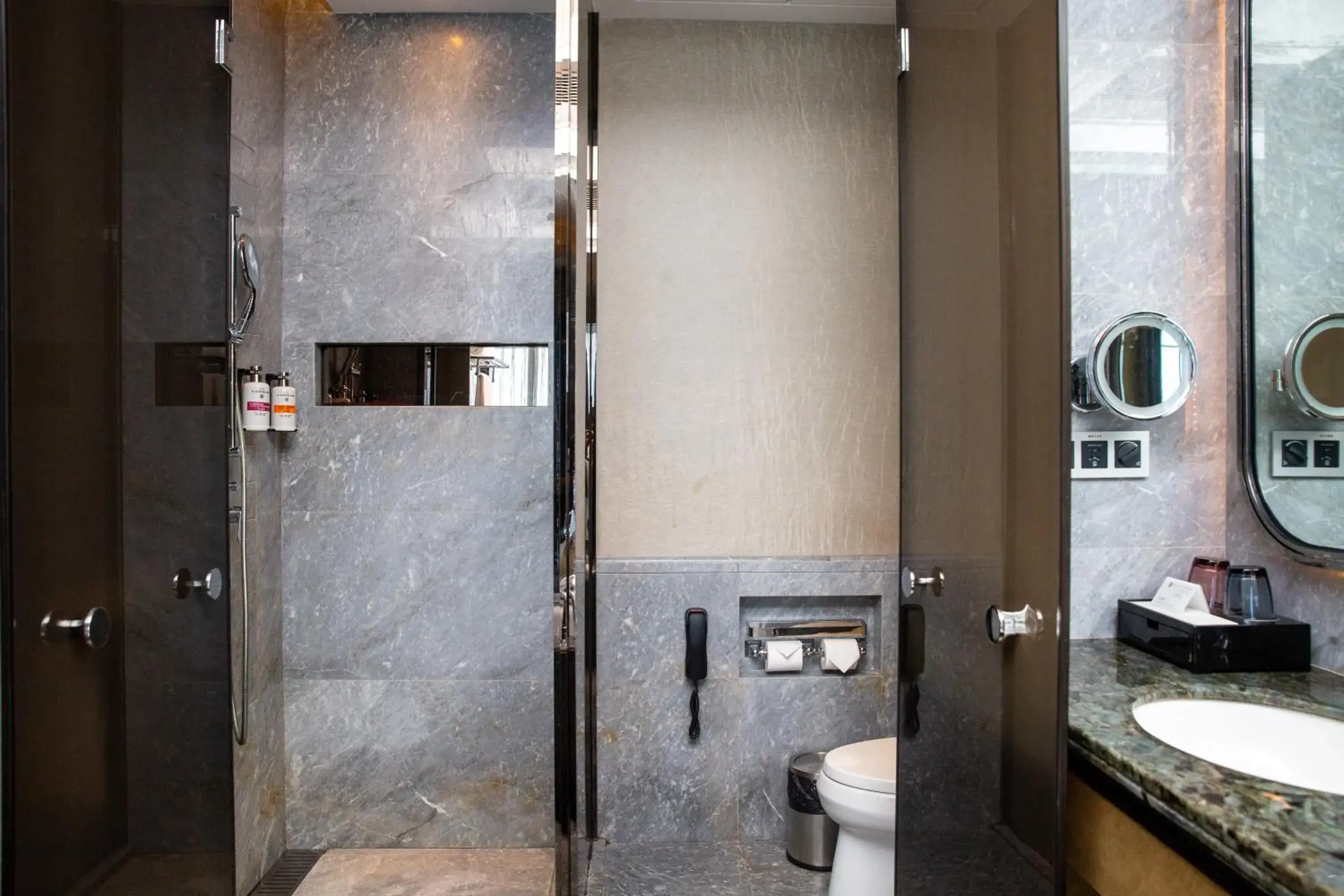 Superior King Room with City View in Pullman Yantai Center Superior King Room with City View in Pullman Yantai Center