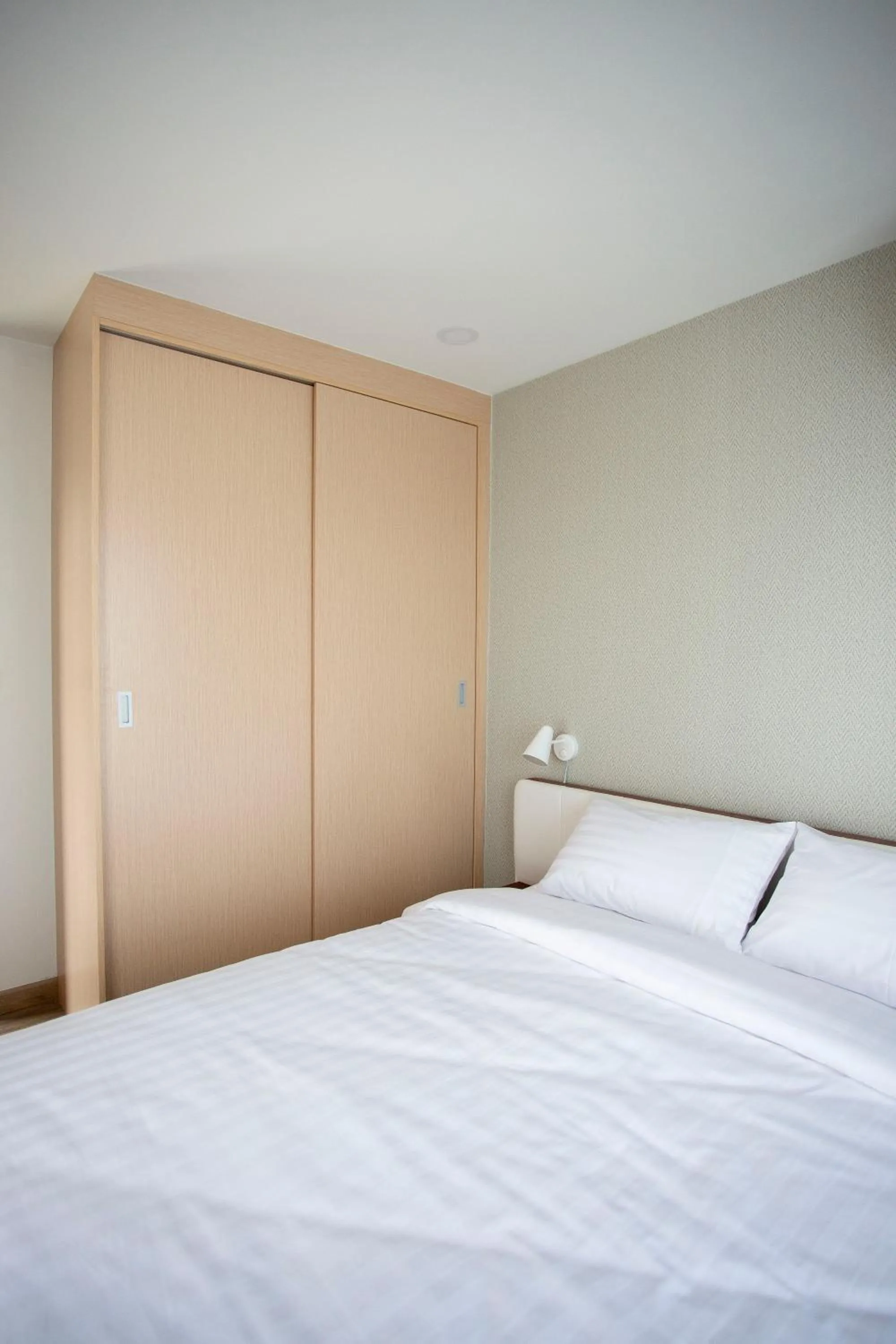Bedroom, Bed in Parrish Serviced Apartment